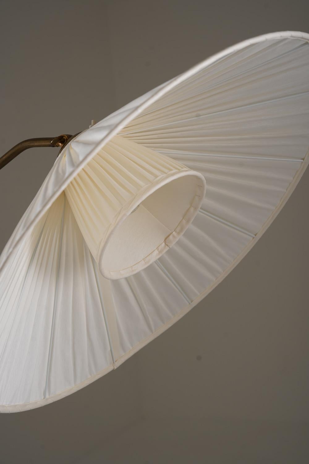Suédois Lampadaire moderne suédois en laiton en vente