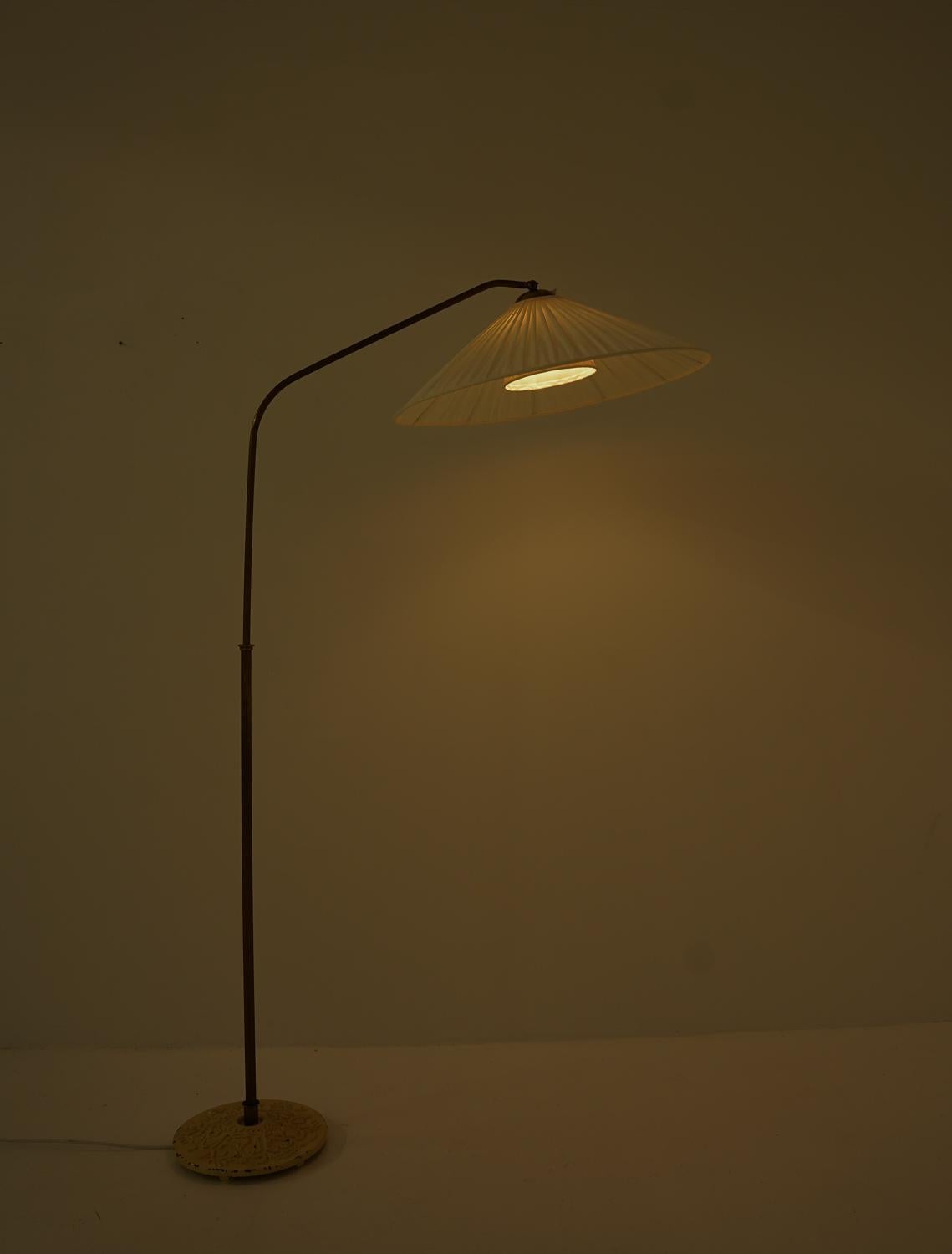 Lampadaire moderne suédois en laiton en vente 1
