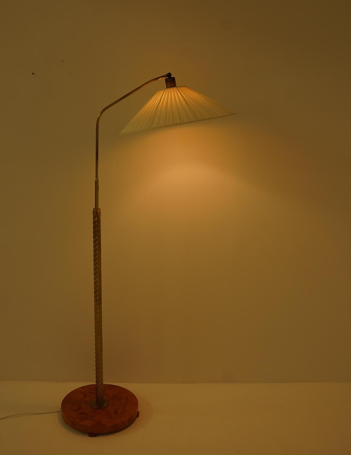 Lampadaire moderne suédois en laiton 1