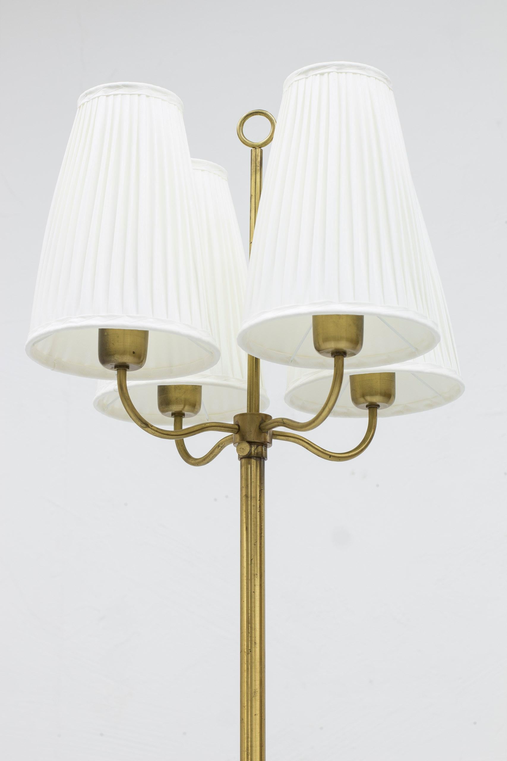 Swedish Modern floor lamp in brass in the manner of Josef Frank, Sweden, 1940s For Sale 4