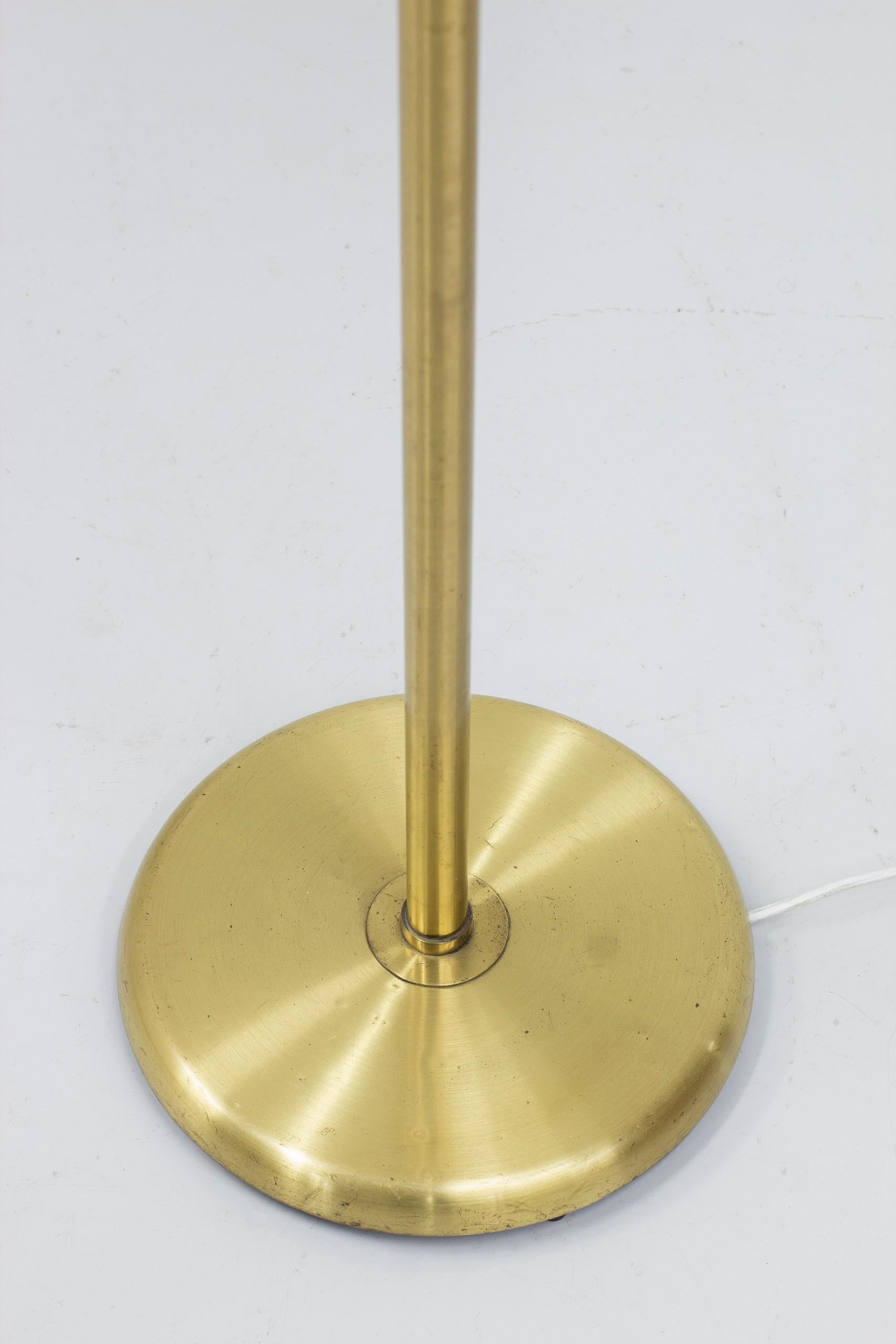Swedish Modern floor lamp in brass in the manner of Josef Frank, Sweden, 1940s For Sale 5