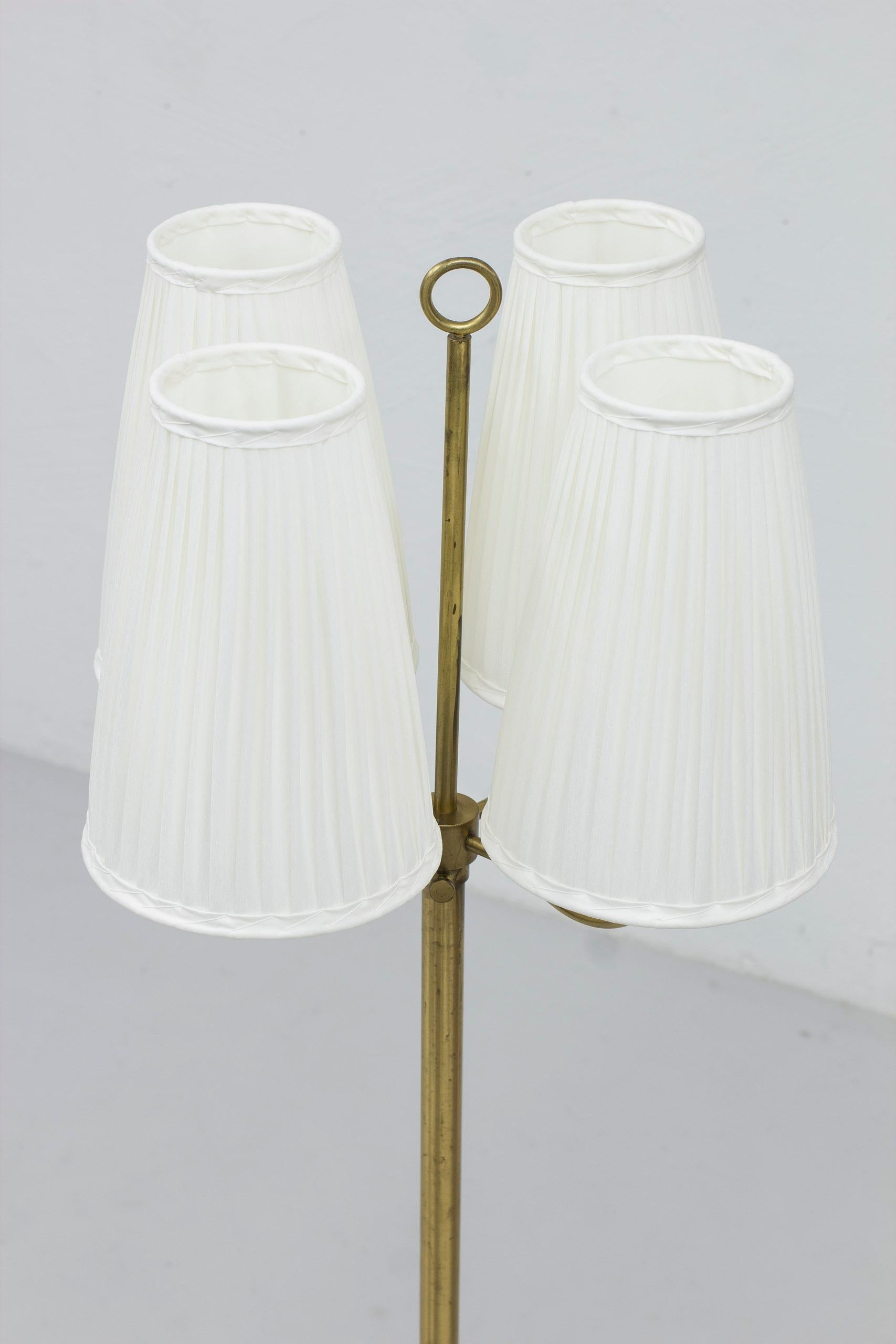 Swedish Modern floor lamp in brass in the manner of Josef Frank, Sweden, 1940s For Sale 6