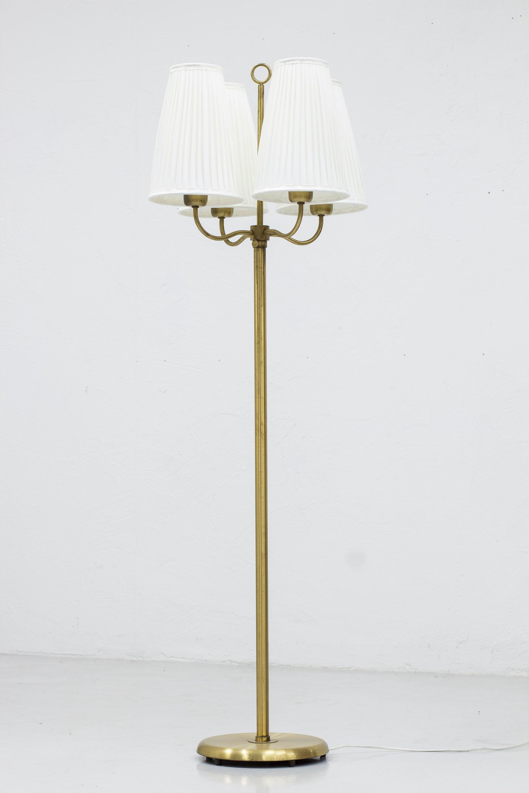 Vierarmige moderne schwedische Stehleuchte, die an die Werke von Josef Frank erinnert. Entworfen und hergestellt in Schweden, ca. 1940er Jahre. Aus Messing mit vier großen, handgenähten Schirmen mit plissiertem Stoff in Off-White. Die Lampe ist in