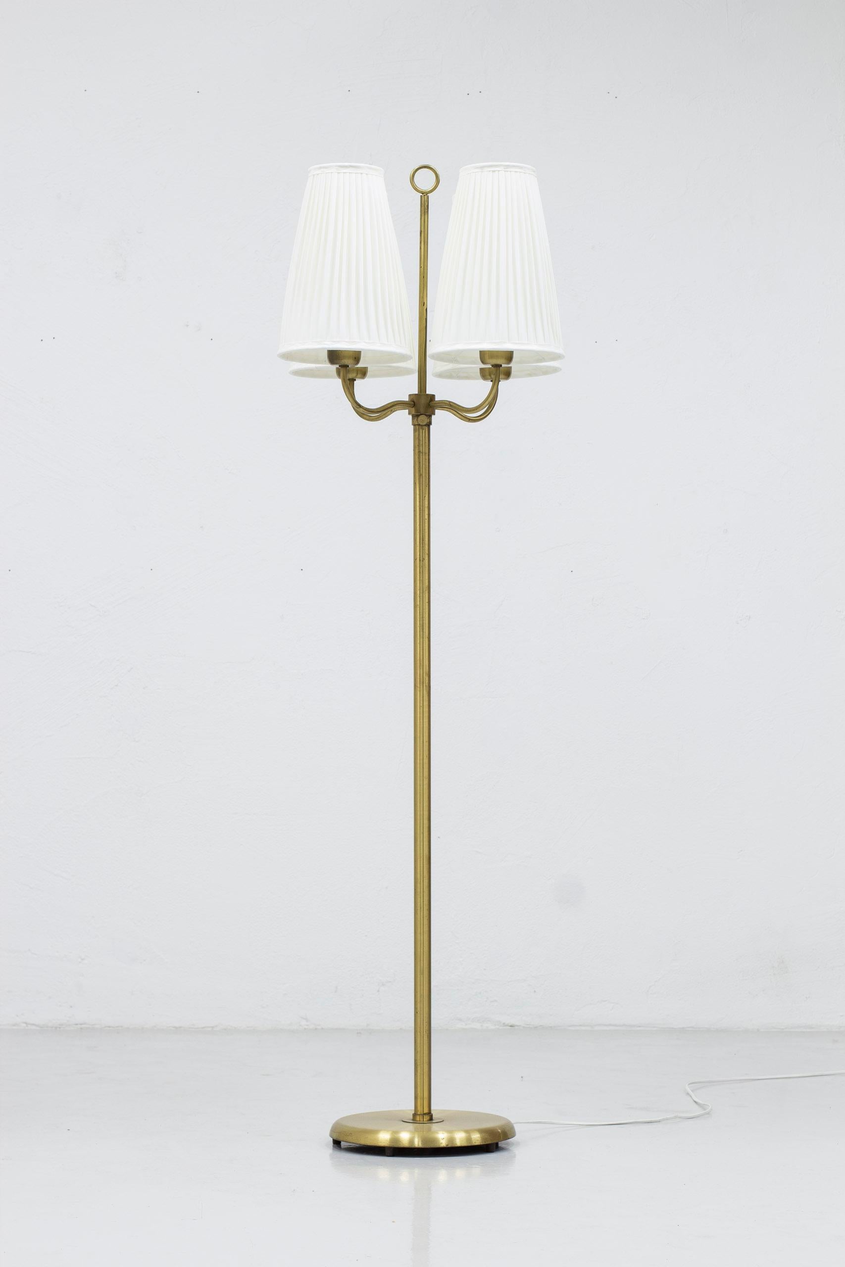 Scandinavian Modern Swedish Modern floor lamp in brass in the manner of Josef Frank, Sweden, 1940s For Sale