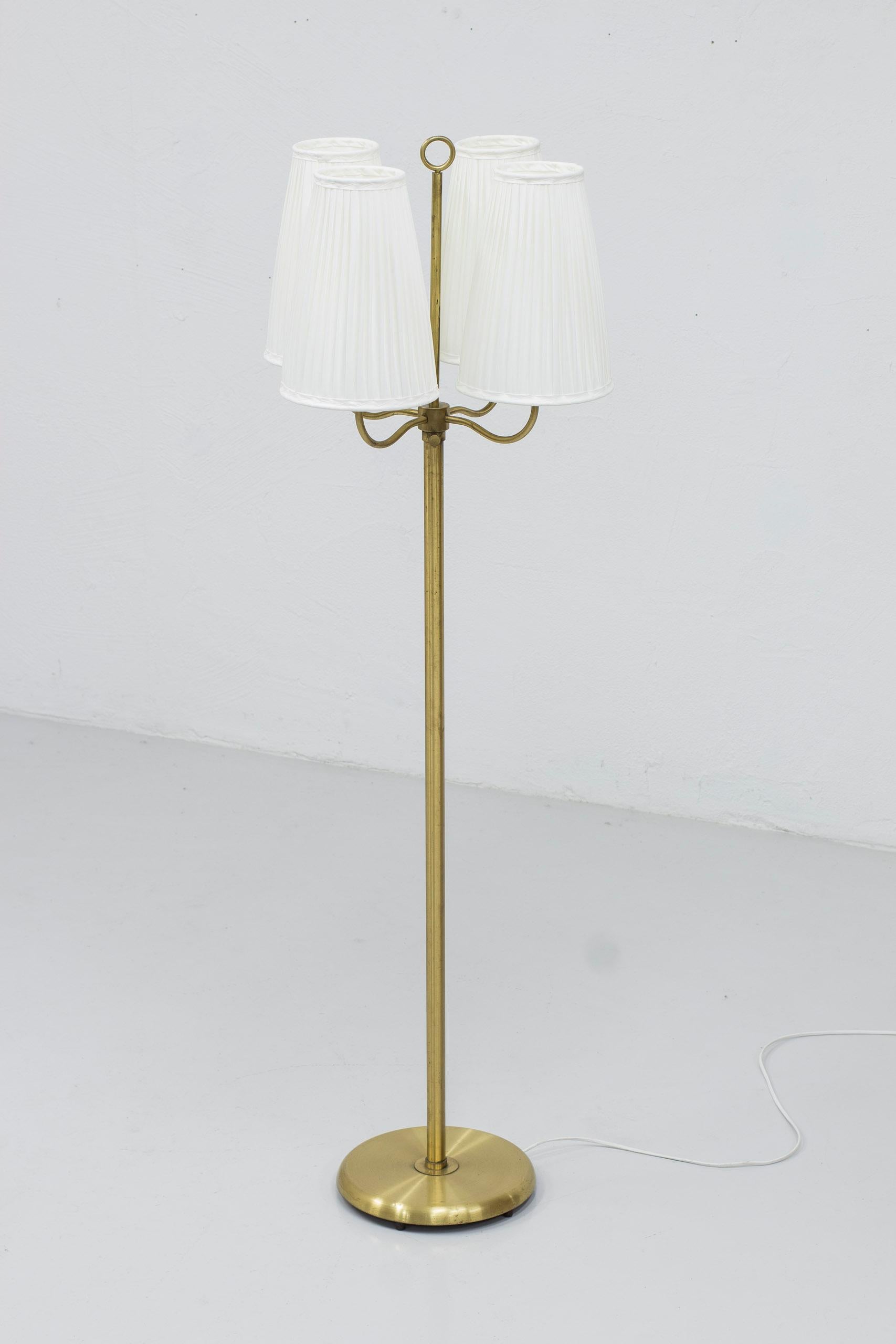 Swedish Modern floor lamp in brass in the manner of Josef Frank, Sweden, 1940s In Good Condition For Sale In Hägersten, SE