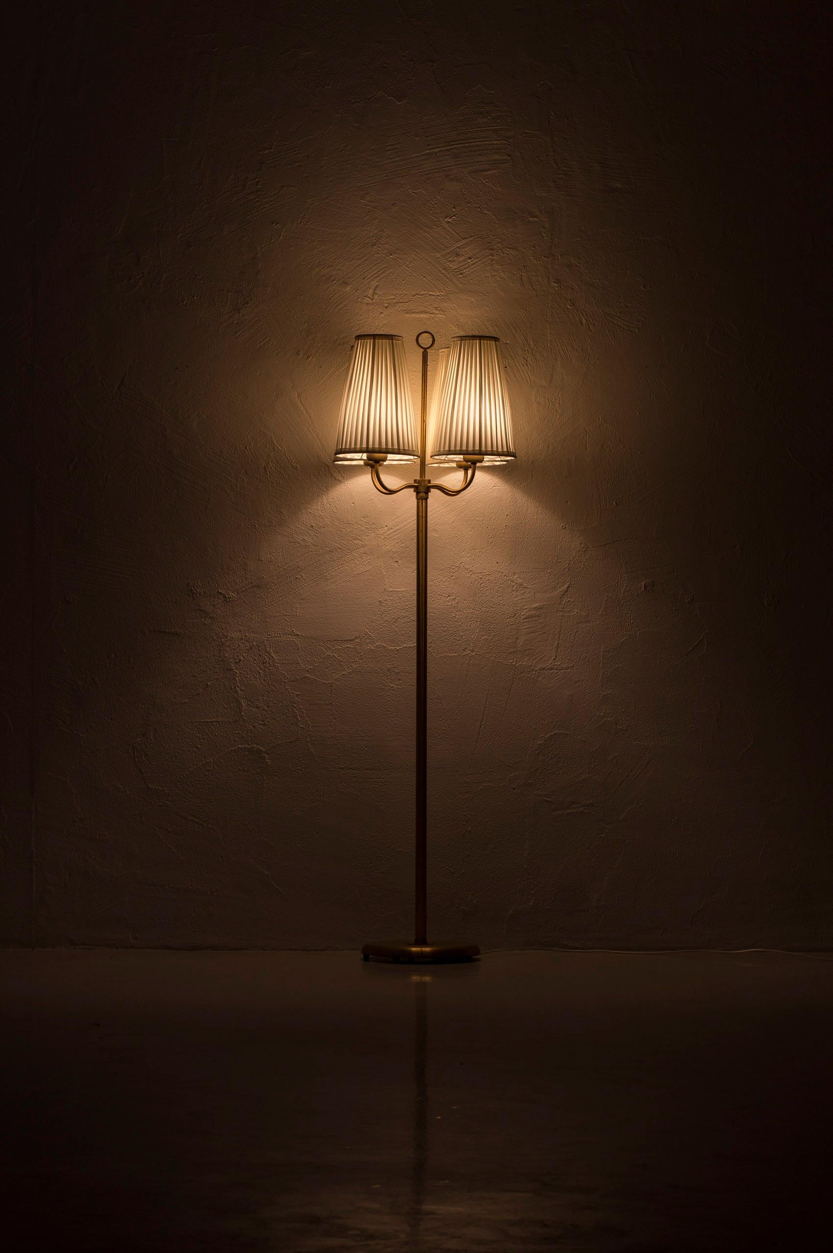 Schwedische moderne Stehlampe aus Messing in der Art von Josef Frank, Schweden, 1940er Jahre im Angebot 1