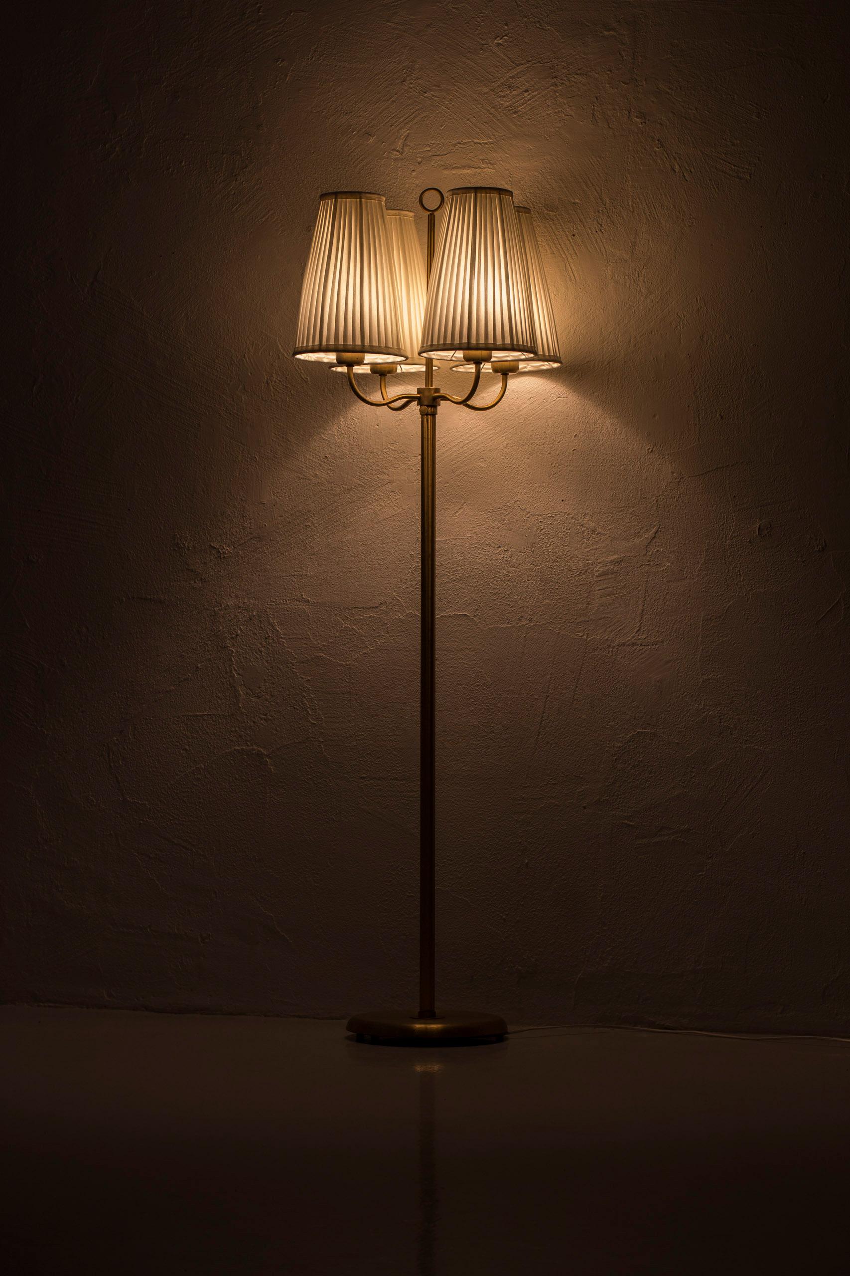 Swedish Modern floor lamp in brass in the manner of Josef Frank, Sweden, 1940s For Sale 1