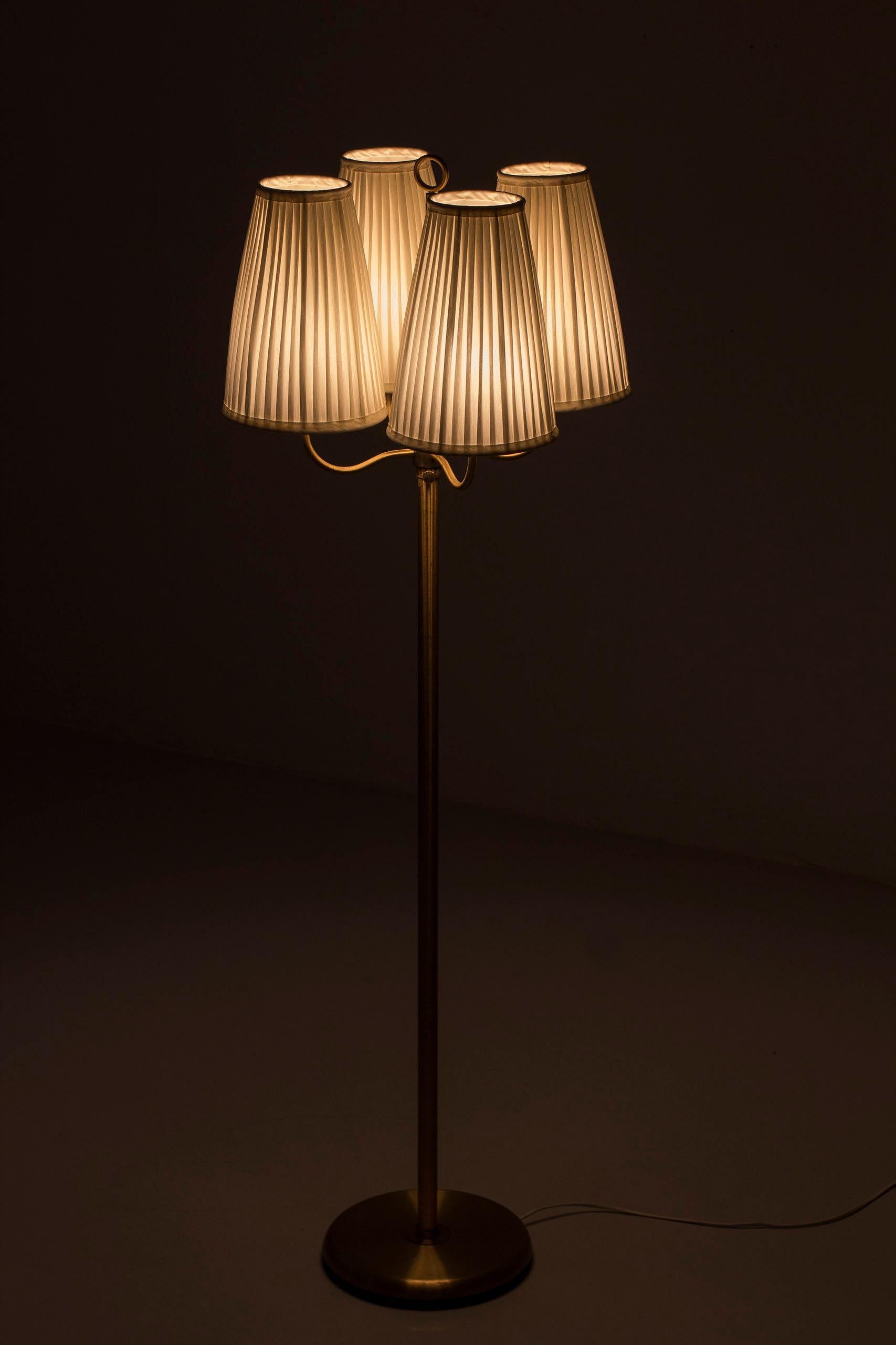 Swedish Modern floor lamp in brass in the manner of Josef Frank, Sweden, 1940s For Sale 3