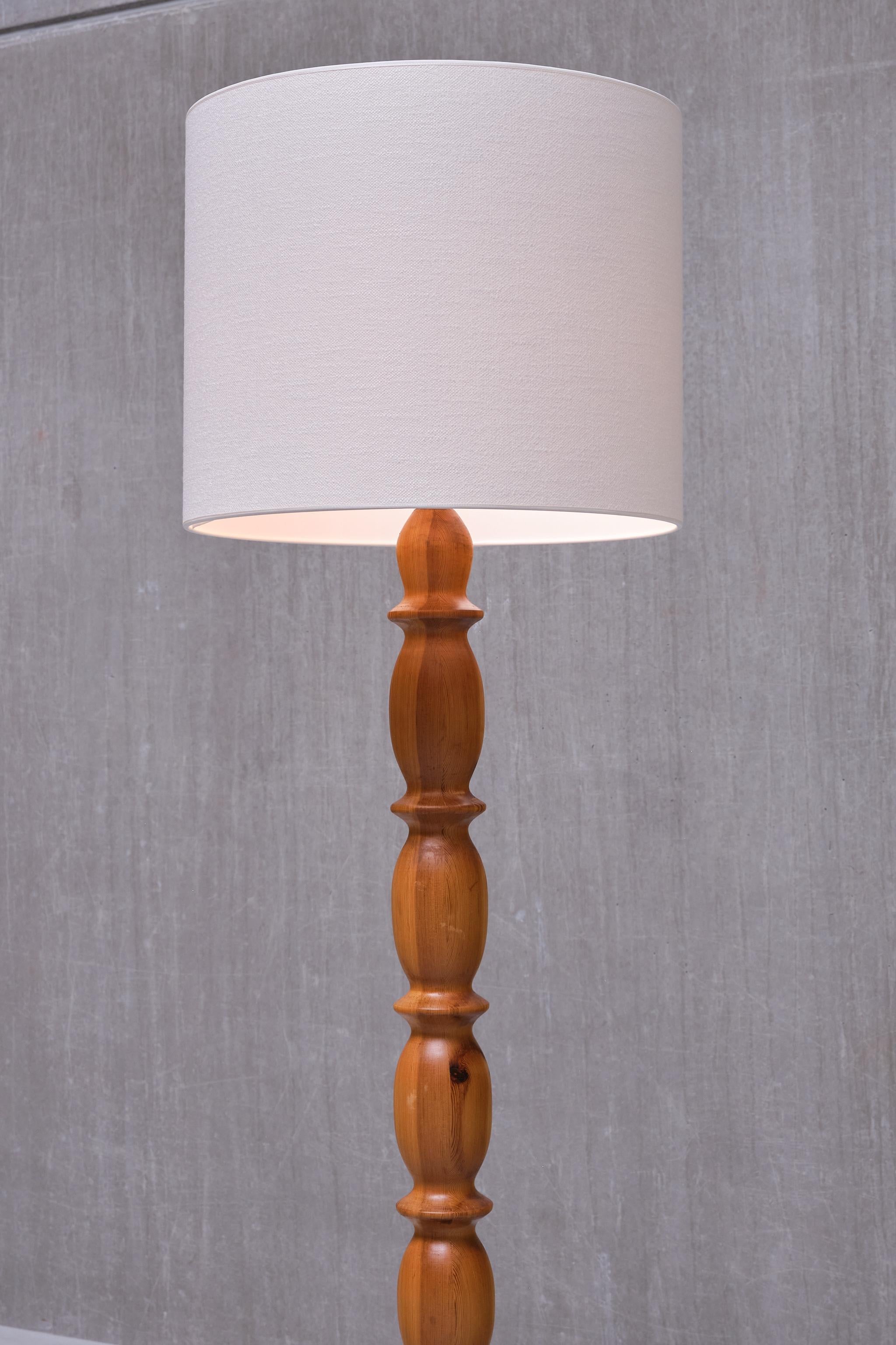 Swedish Modern Floor Lamp in Carved Solid Pine Wood, 1960s For Sale 4
