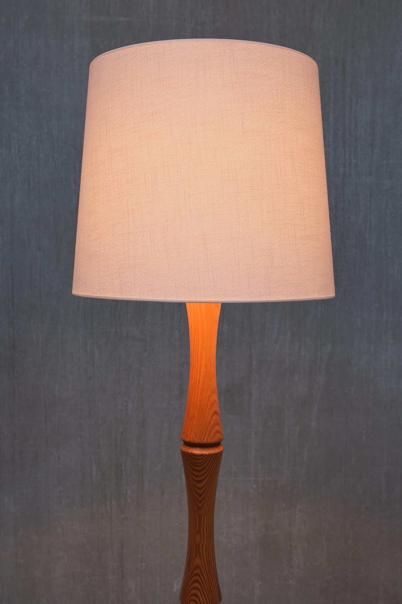 Lampadaire moderne suédois en bois de pin massif sculpté, années 1960 en vente 3