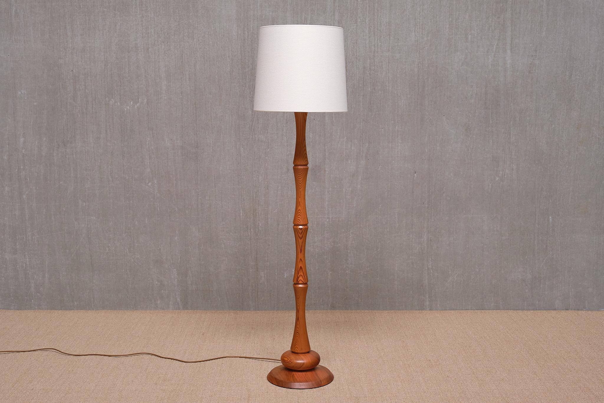 Lampadaire moderne suédois en bois de pin massif sculpté, années 1960 en vente 4