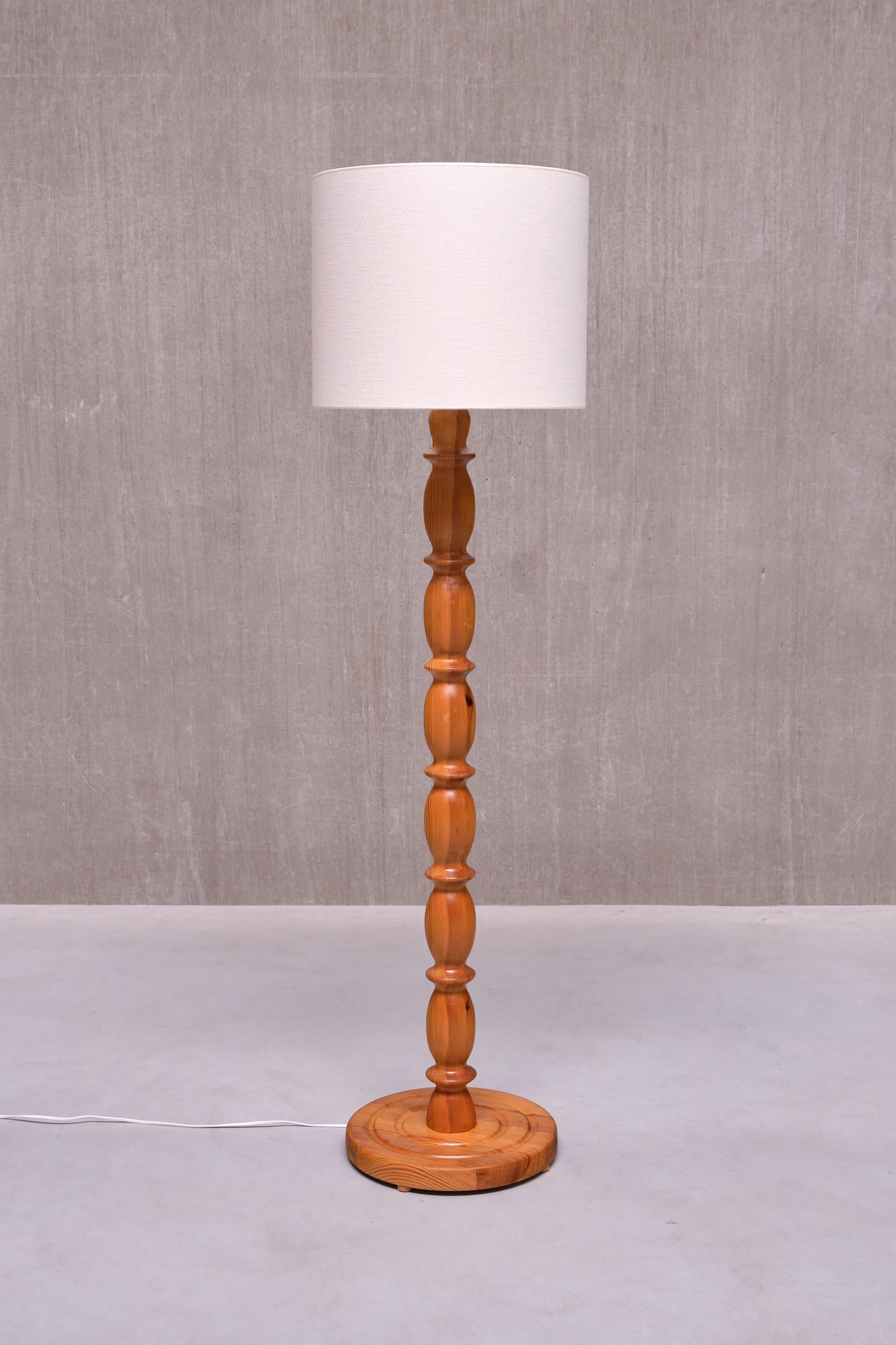 Swedish Modern Floor Lamp in Carved Solid Pine Wood, 1960s For Sale 7