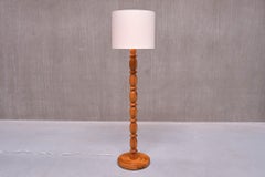 Schwedische moderne Stehlampe aus geschnitztem massivem Kiefernholz, 1960er Jahre