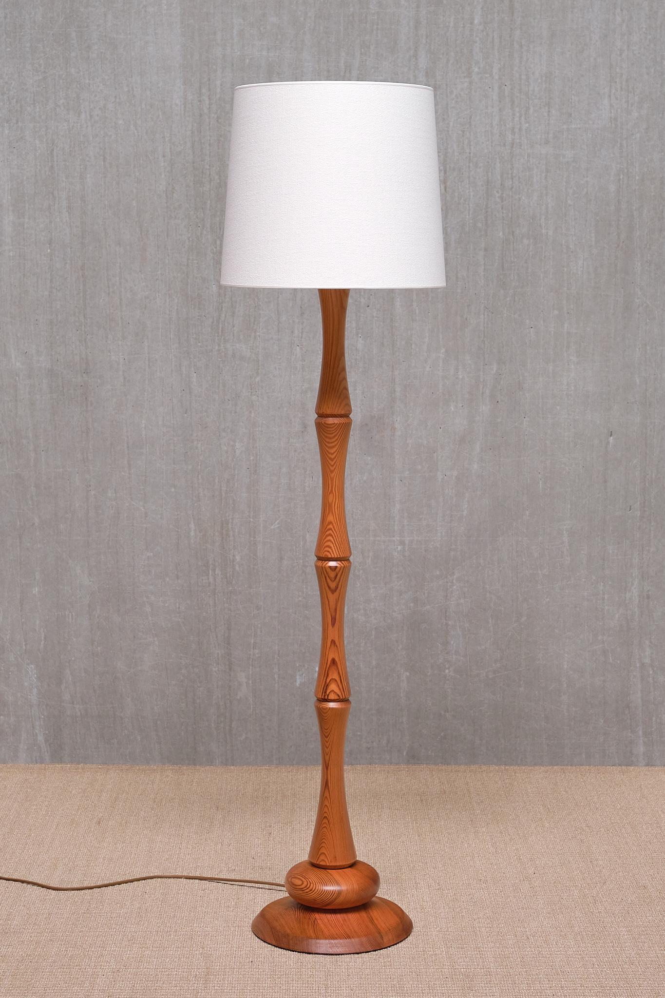 Ce remarquable lampadaire haut a été produit en Suède dans les années 1960.

Le design Modern suédois se caractérise par une tige centrale fabriquée en bois de pin massif affichant un grain magnifique. Il y a quatre éléments verticaux en forme de