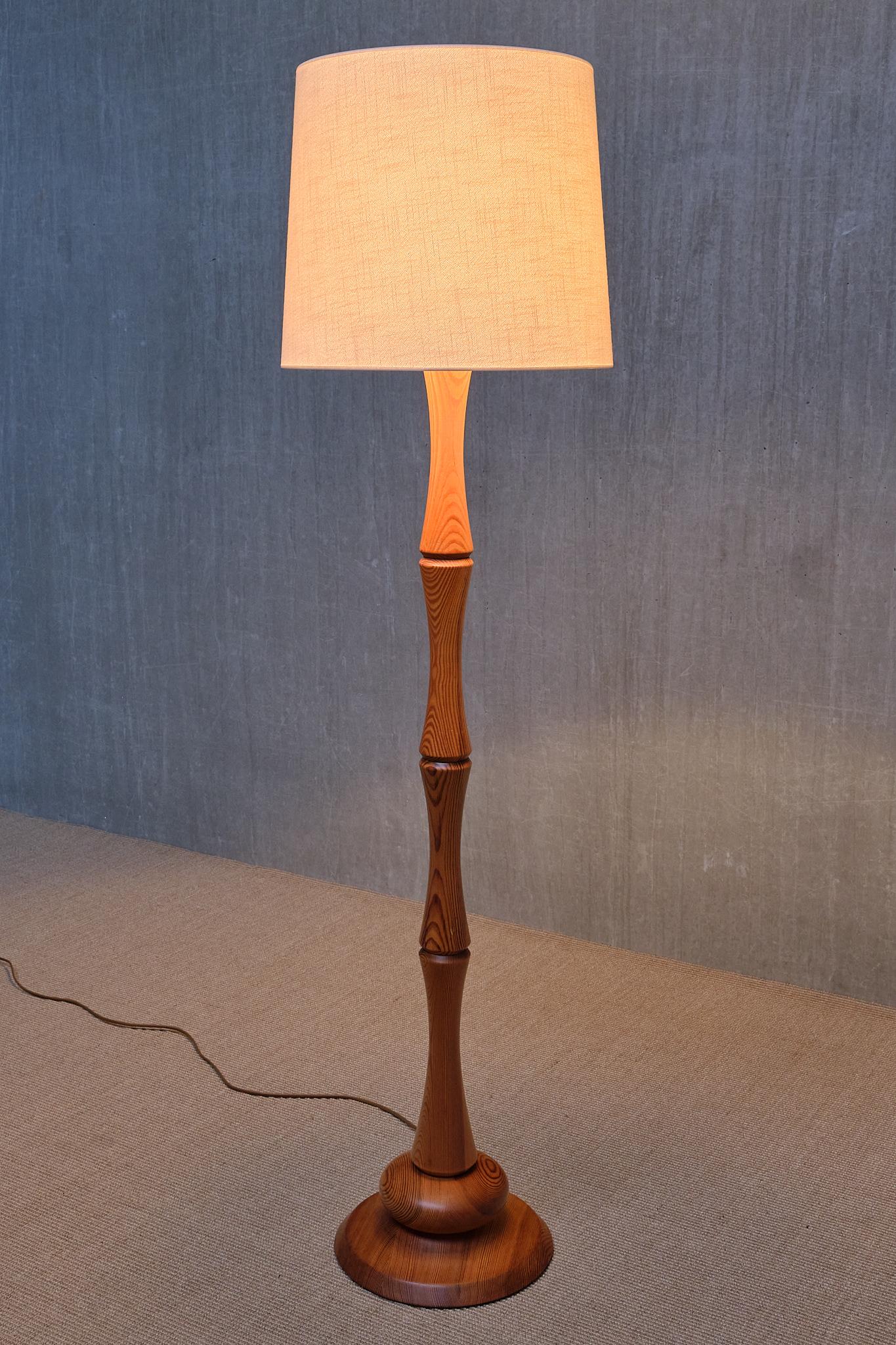 Scandinave moderne Lampadaire moderne suédois en bois de pin massif sculpté, années 1960 en vente