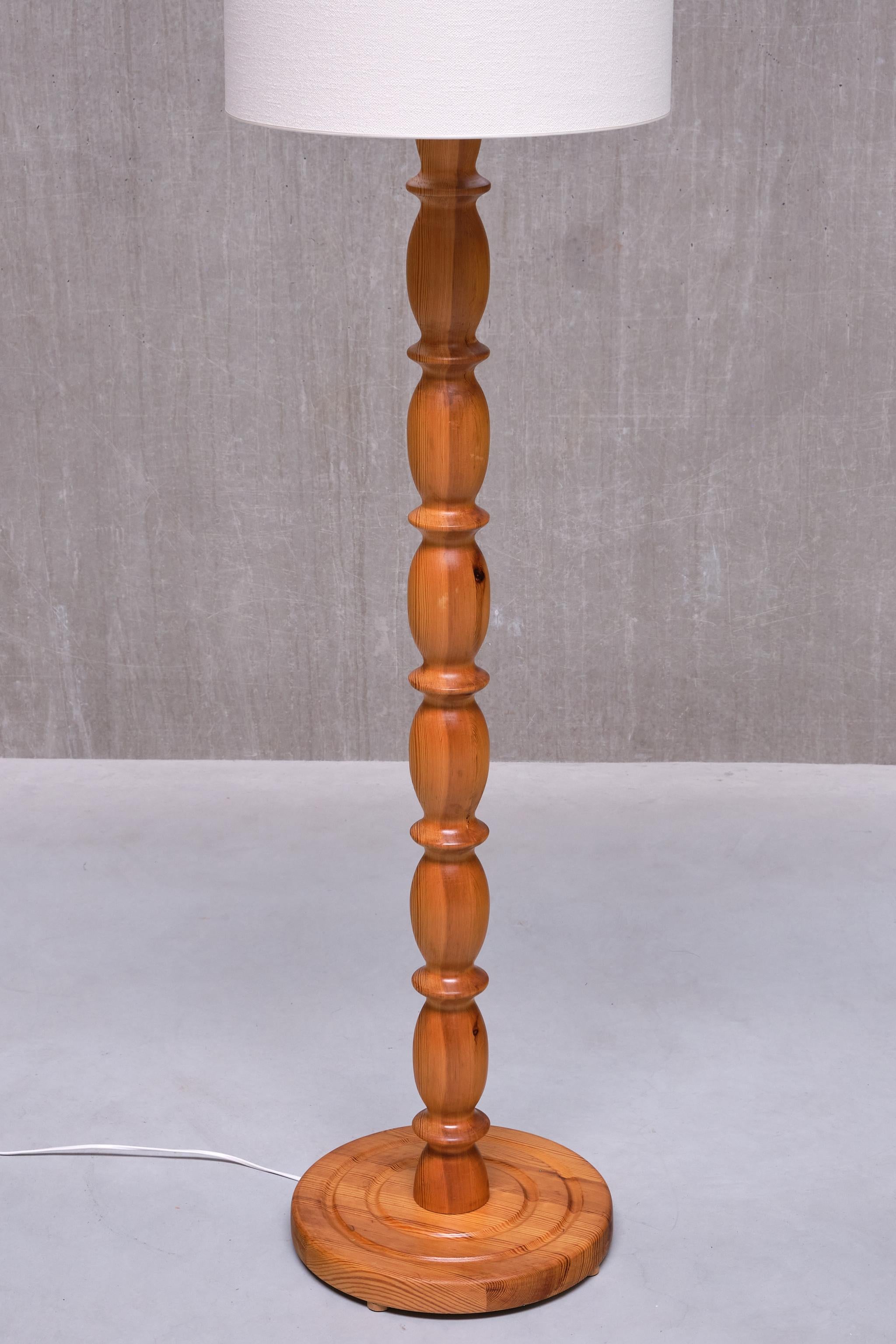 Swedish Modern Floor Lamp in Carved Solid Pine Wood, 1960s In Good Condition For Sale In The Hague, NL