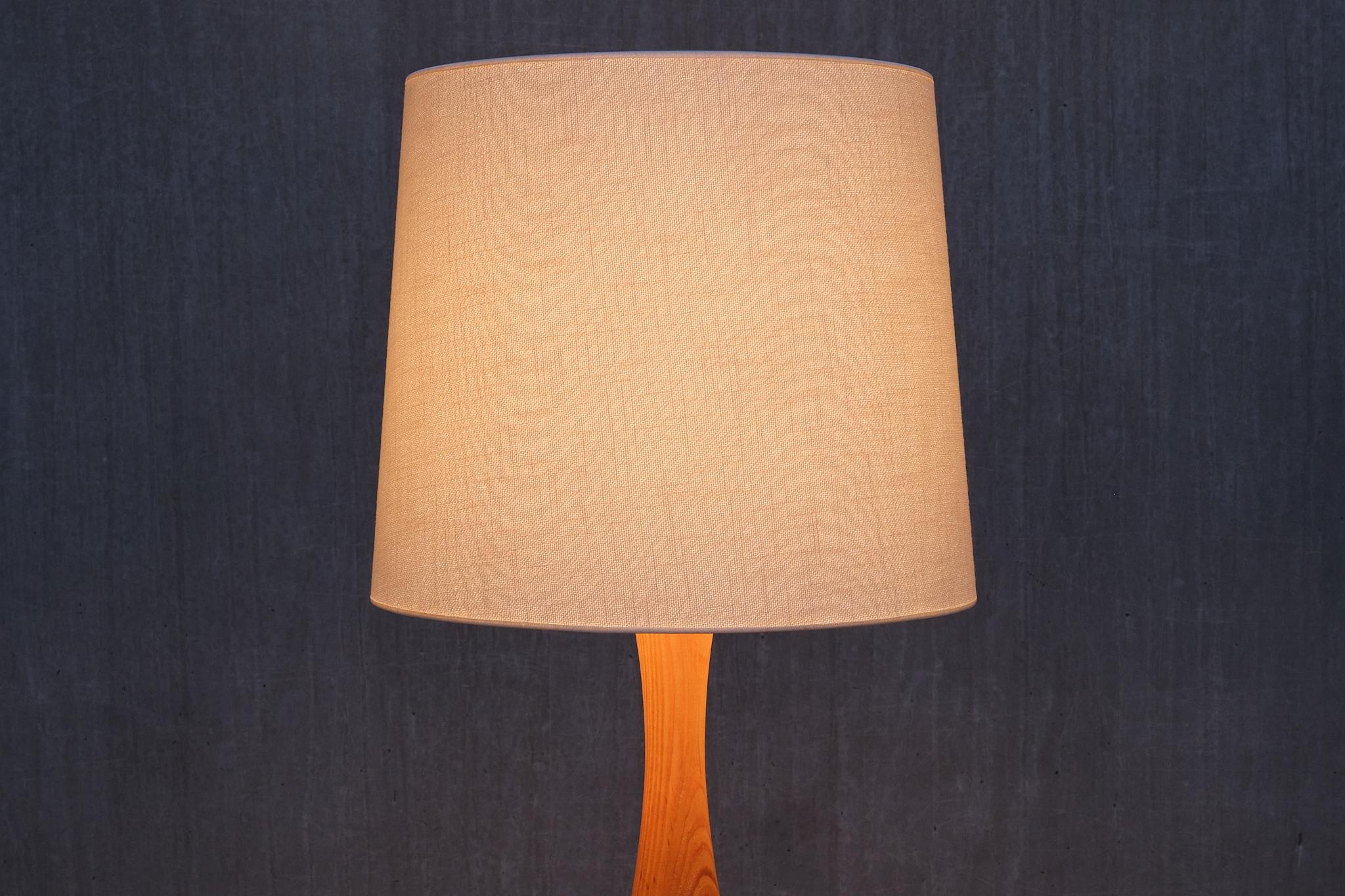 Suédois Lampadaire moderne suédois en bois de pin massif sculpté, années 1960 en vente
