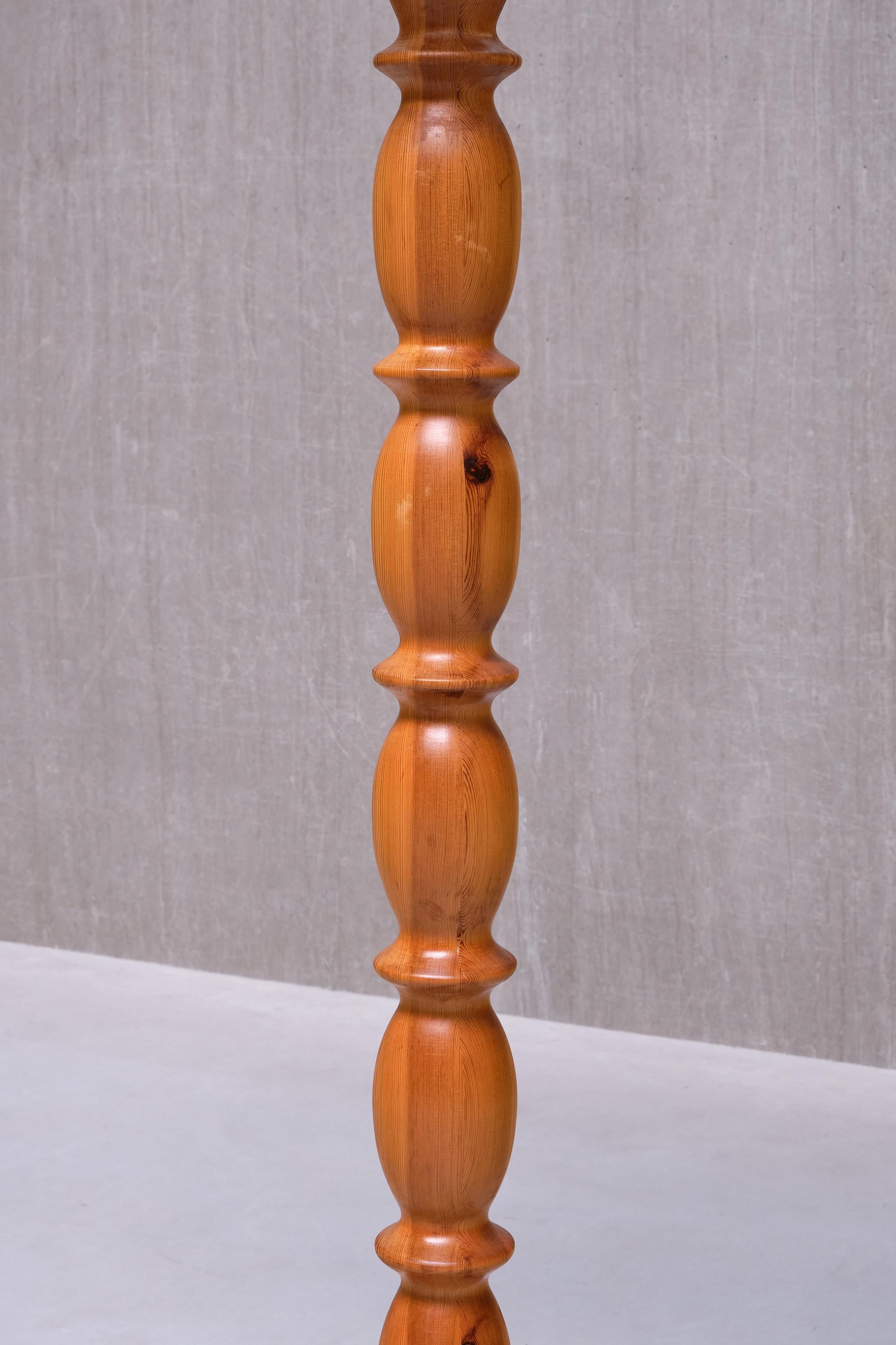 Mid-20th Century Swedish Modern Floor Lamp in Carved Solid Pine Wood, 1960s For Sale