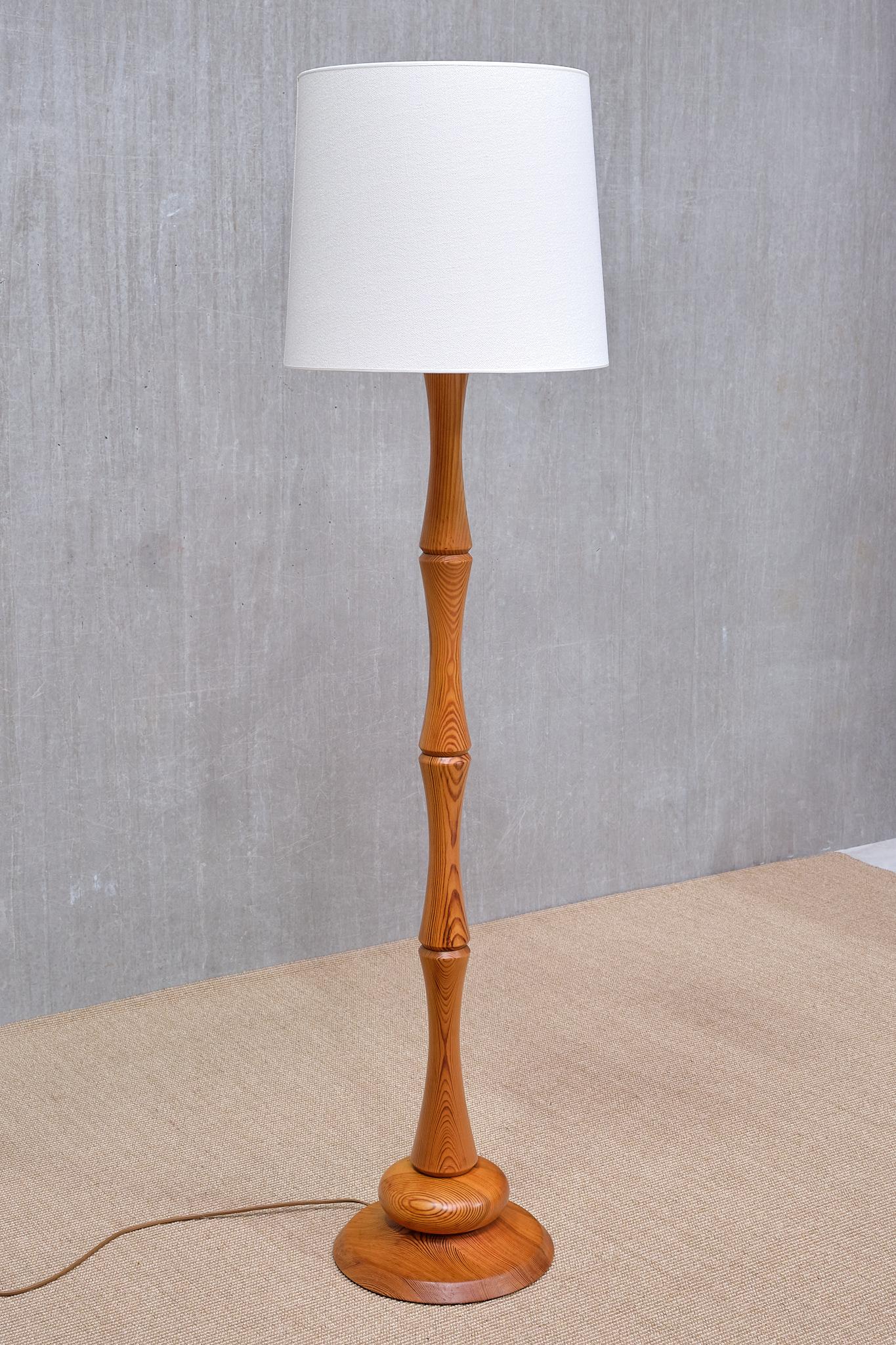 Lampadaire moderne suédois en bois de pin massif sculpté, années 1960 Bon état - En vente à The Hague, NL