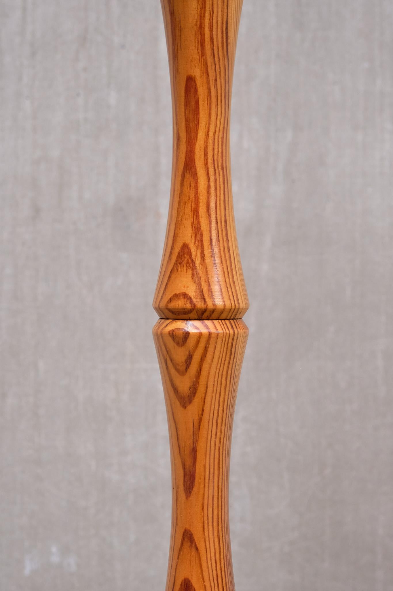 Milieu du XXe siècle Lampadaire moderne suédois en bois de pin massif sculpté, années 1960 en vente