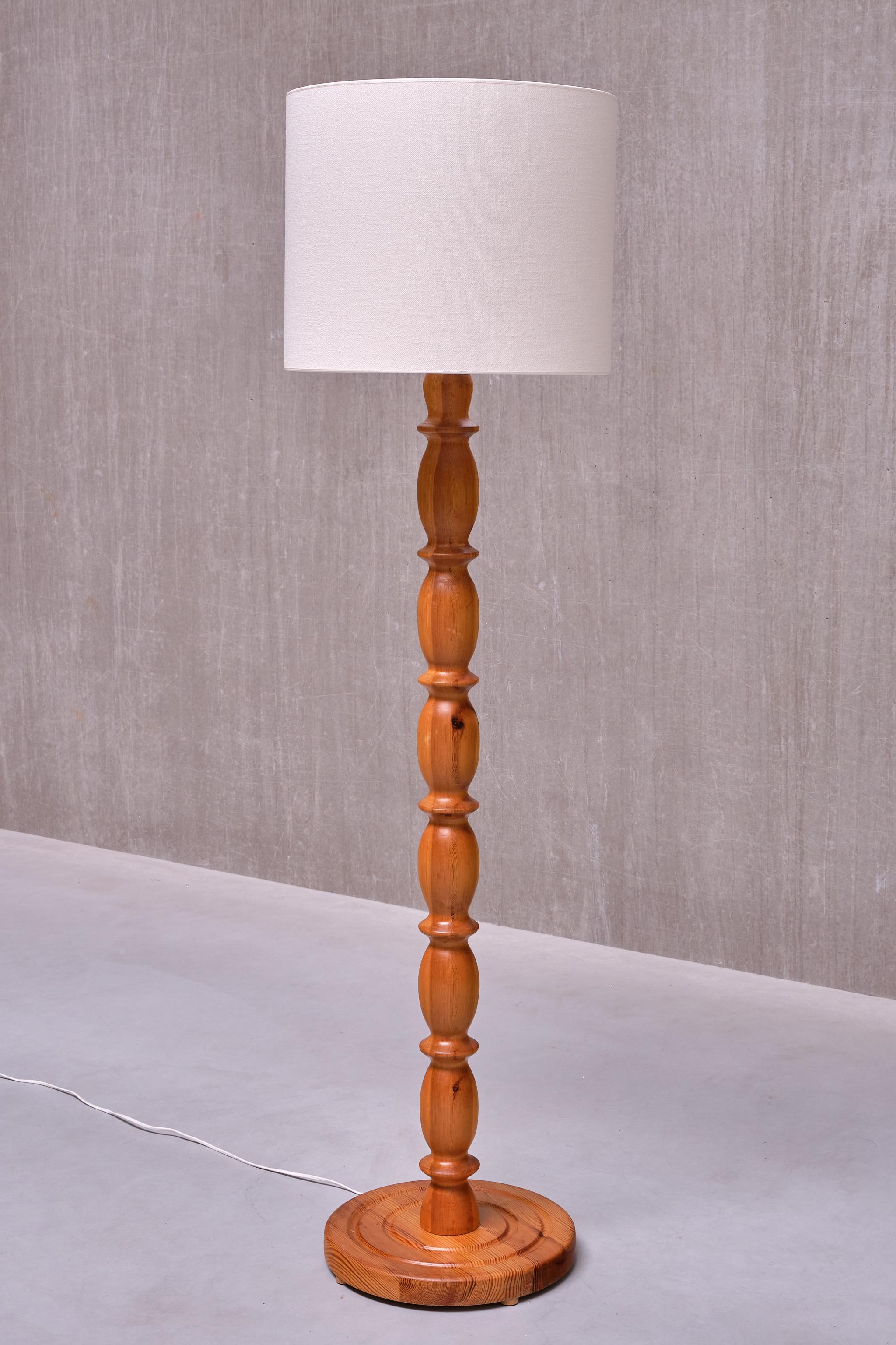 Swedish Modern Floor Lamp in Carved Solid Pine Wood, 1960s For Sale 1