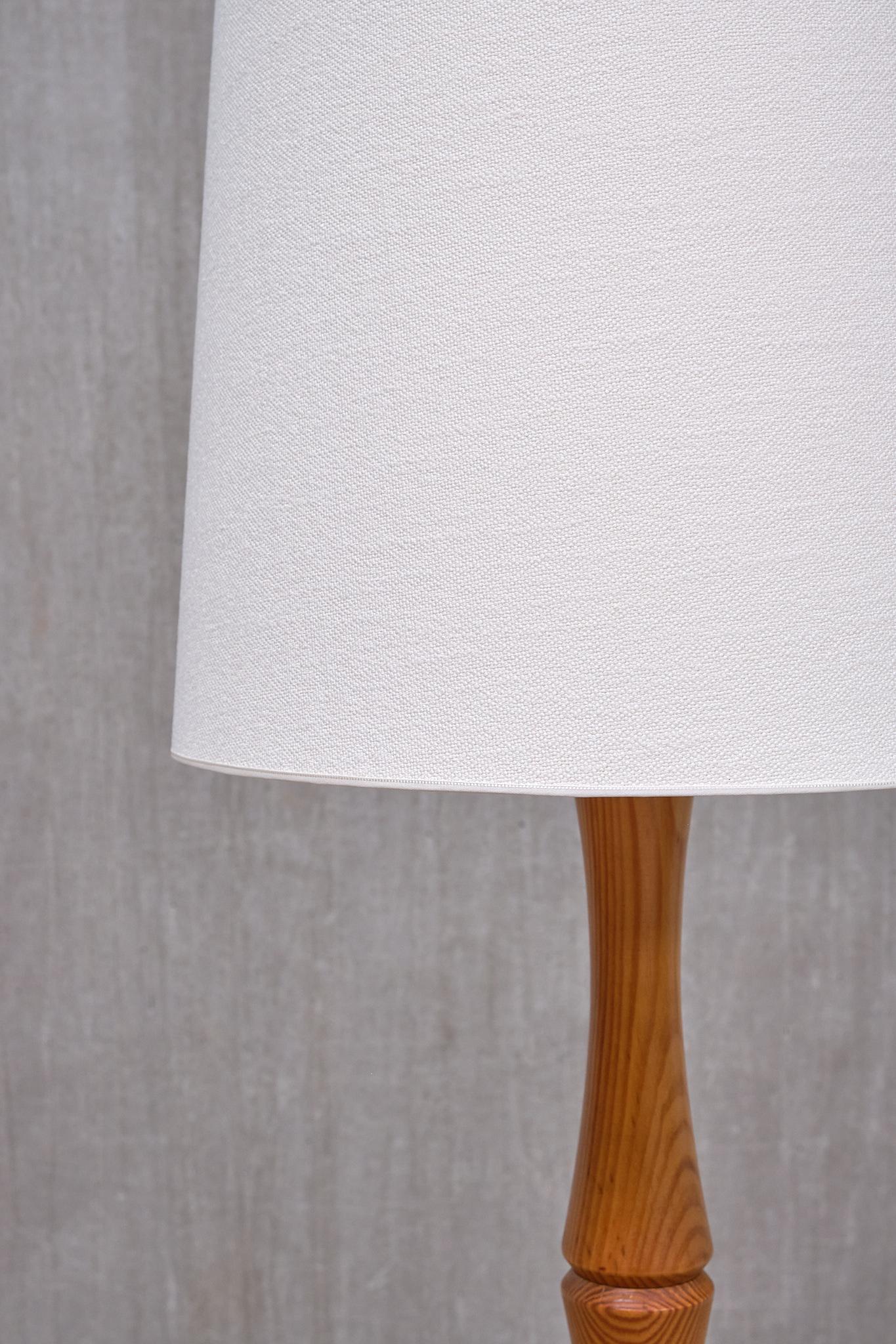 Tissu Lampadaire moderne suédois en bois de pin massif sculpté, années 1960 en vente
