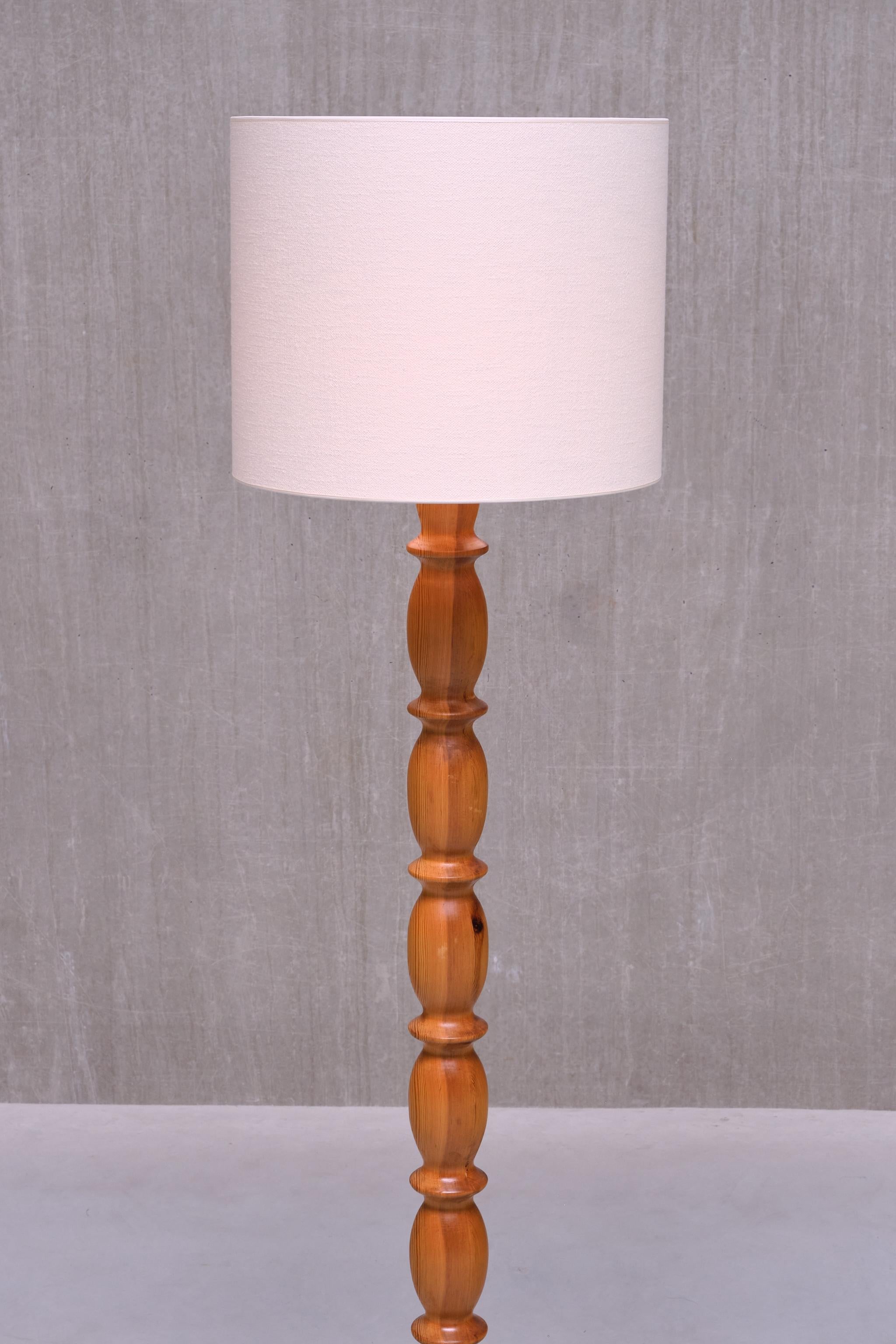 Swedish Modern Floor Lamp in Carved Solid Pine Wood, 1960s For Sale 2