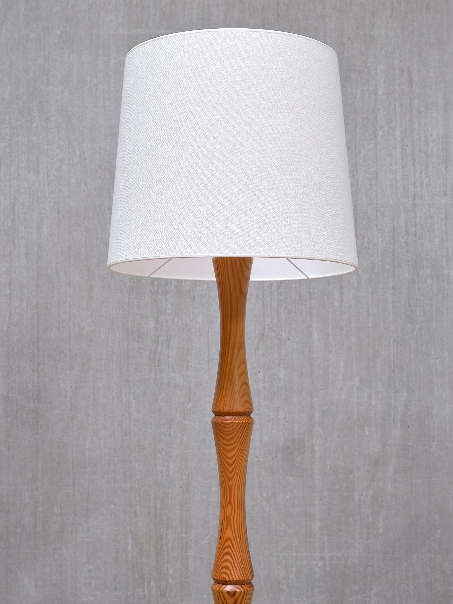 Lampadaire moderne suédois en bois de pin massif sculpté, années 1960 en vente 1