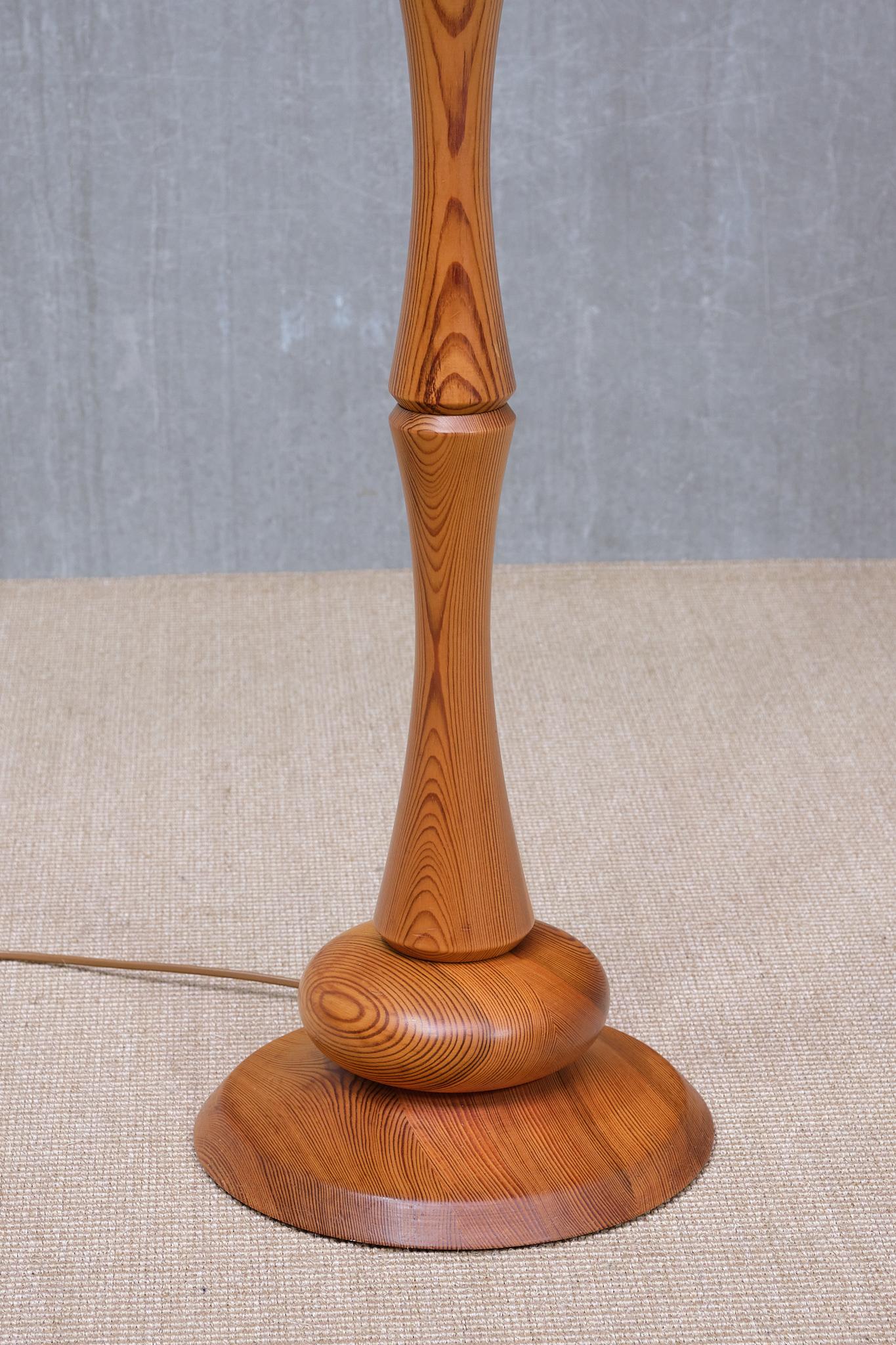 Lampadaire moderne suédois en bois de pin massif sculpté, années 1960 en vente 2