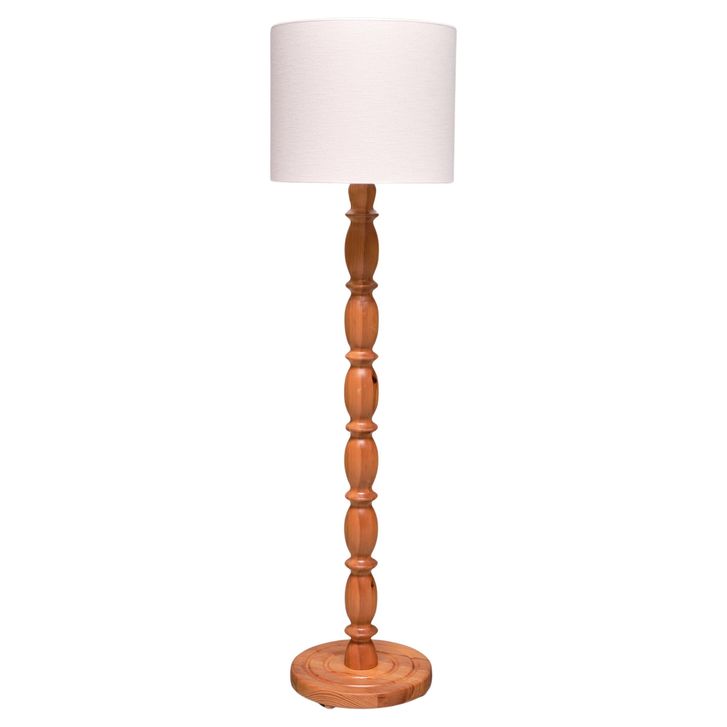 Lampada da terra moderna svedese in legno di pino massiccio intagliato, anni '60