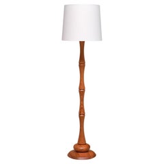 Lampada da terra moderna svedese in legno di pino massiccio intagliato, anni '60