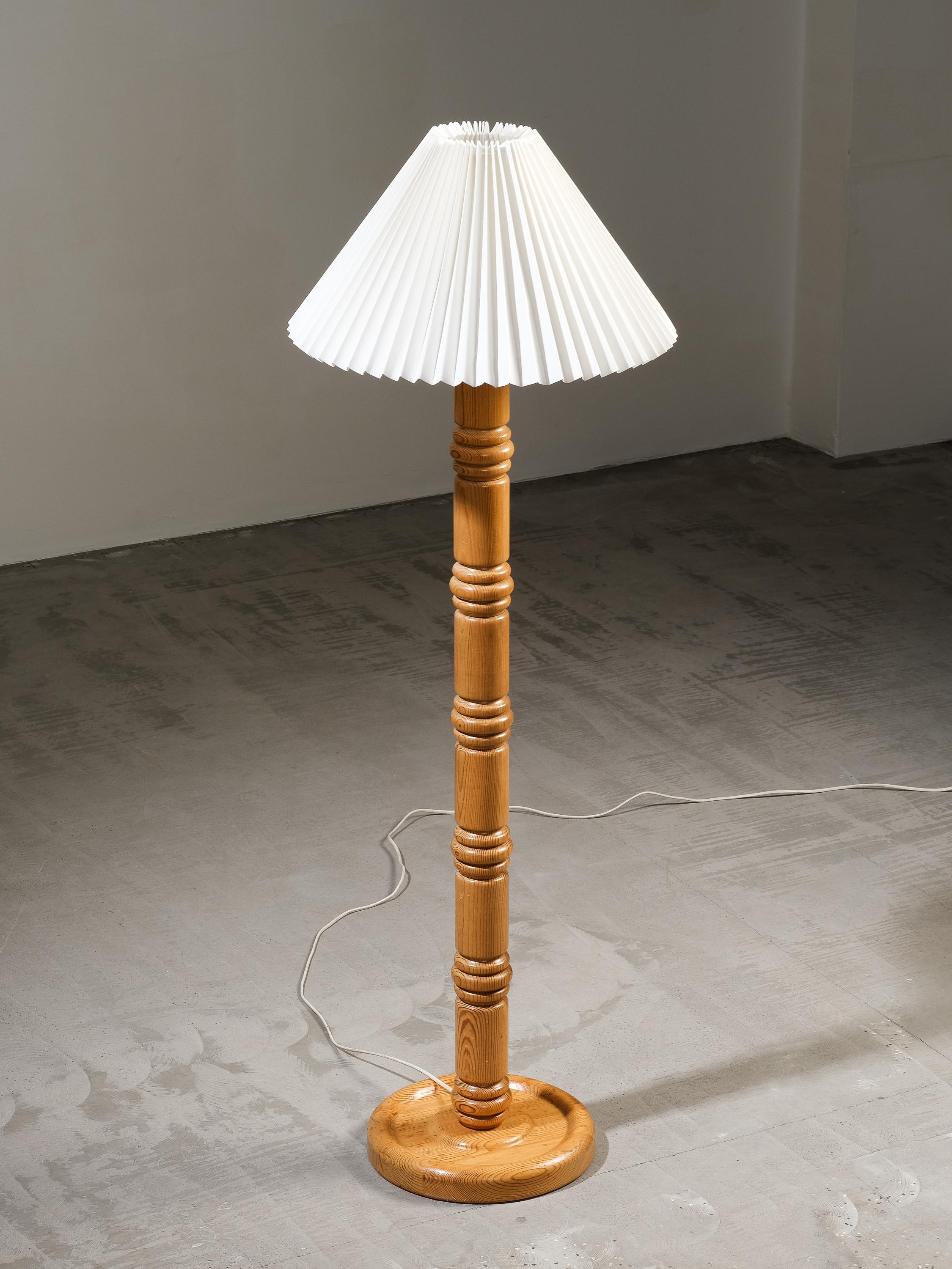 Lámpara de pie moderna sueca de madera maciza de pino tallada, años 1970 en venta 3