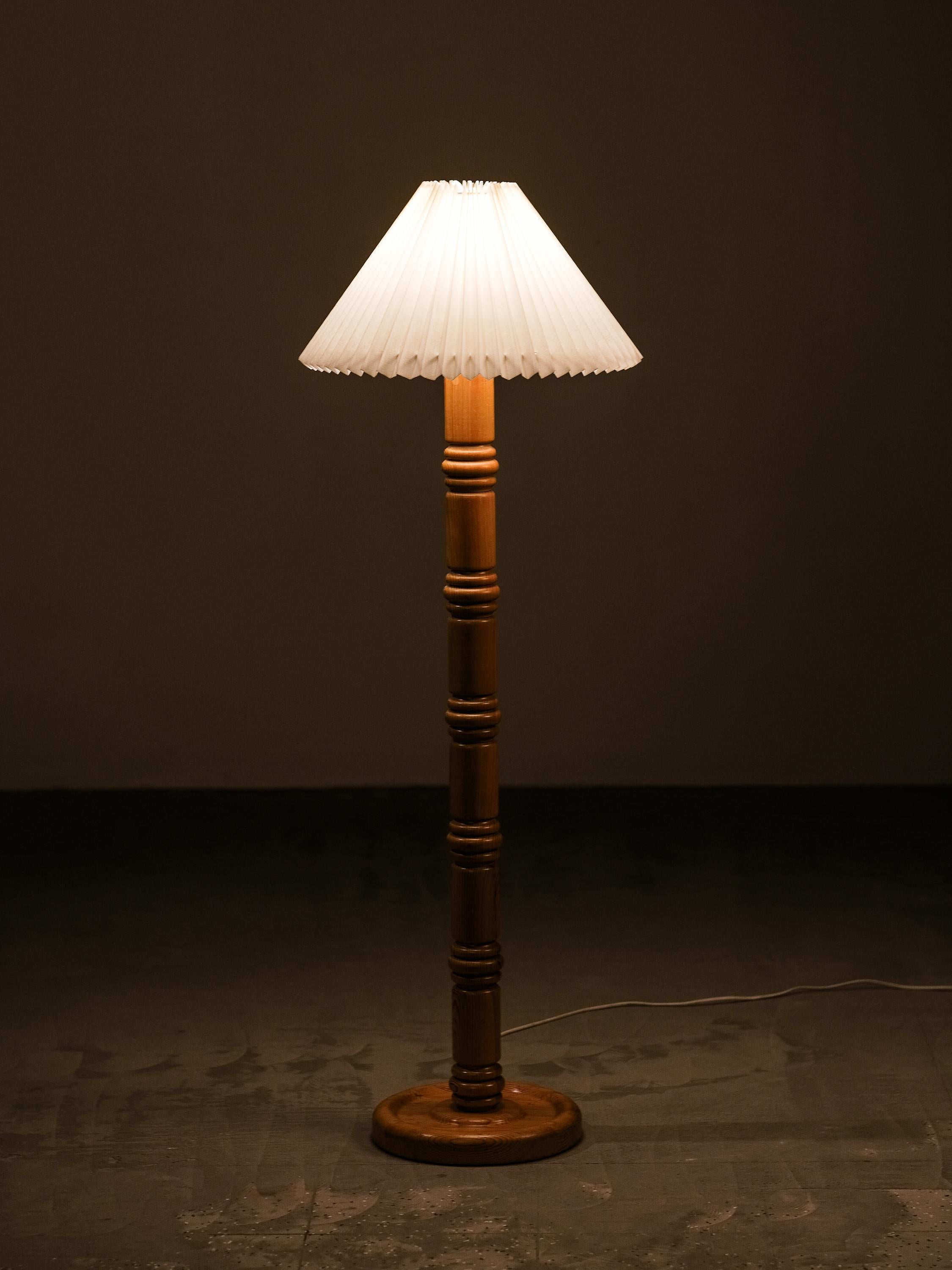 Lámpara de pie moderna sueca de madera maciza de pino tallada, años 1970 en venta 4
