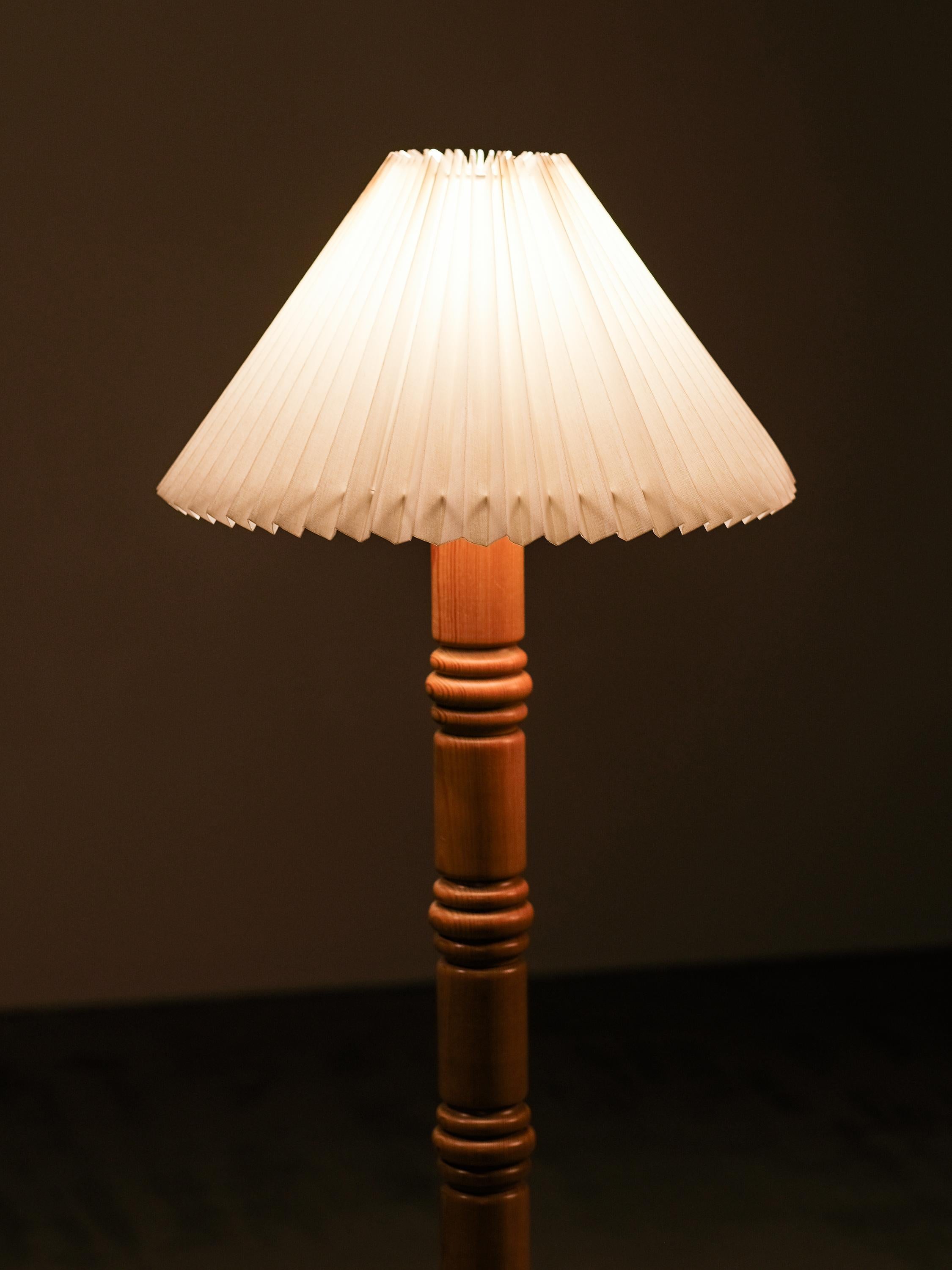 Lámpara de pie moderna sueca de madera maciza de pino tallada, años 1970 en venta 5