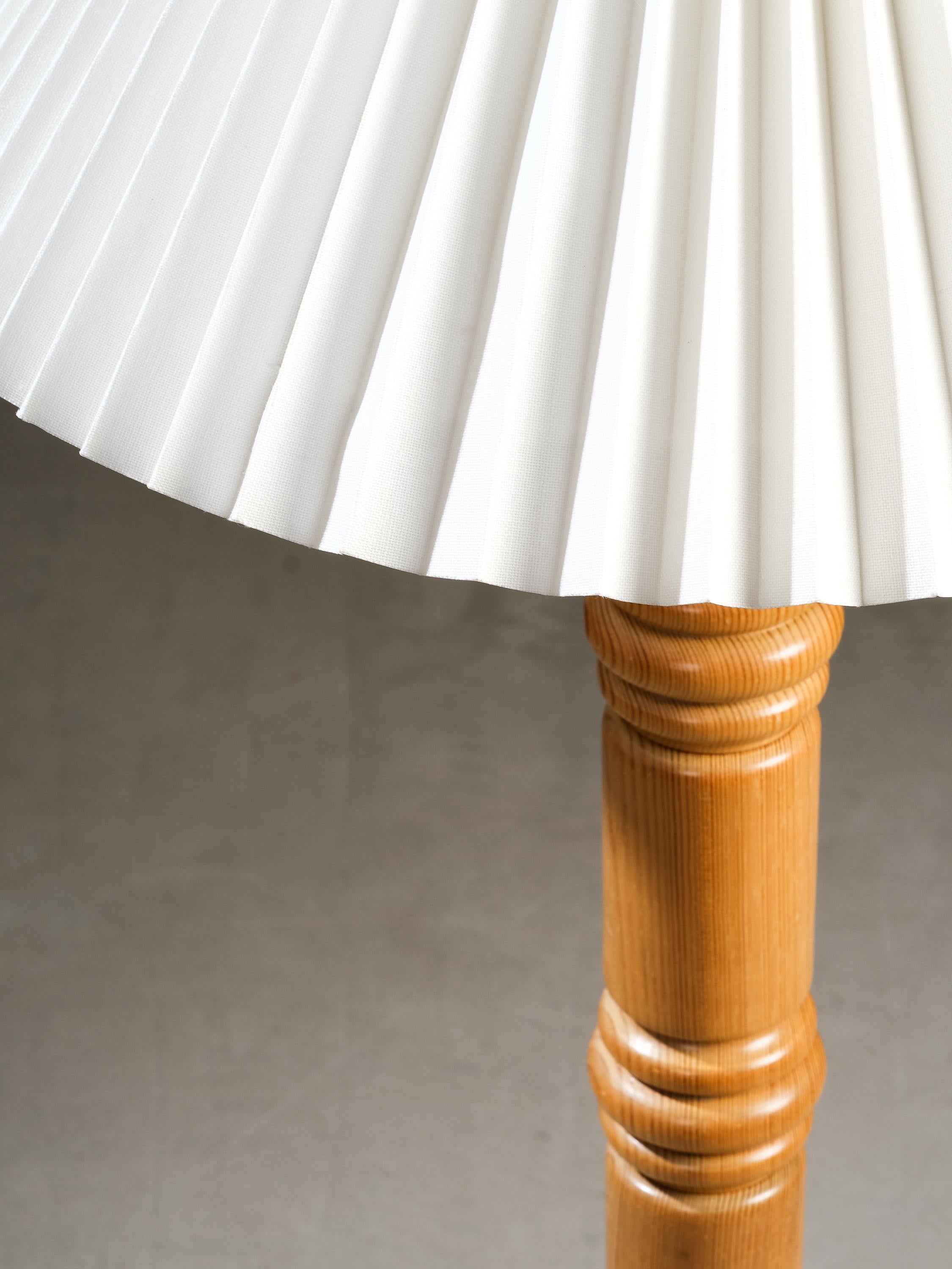 Lámpara de pie moderna sueca de madera maciza de pino tallada, años 1970 Escandinavo moderno en venta
