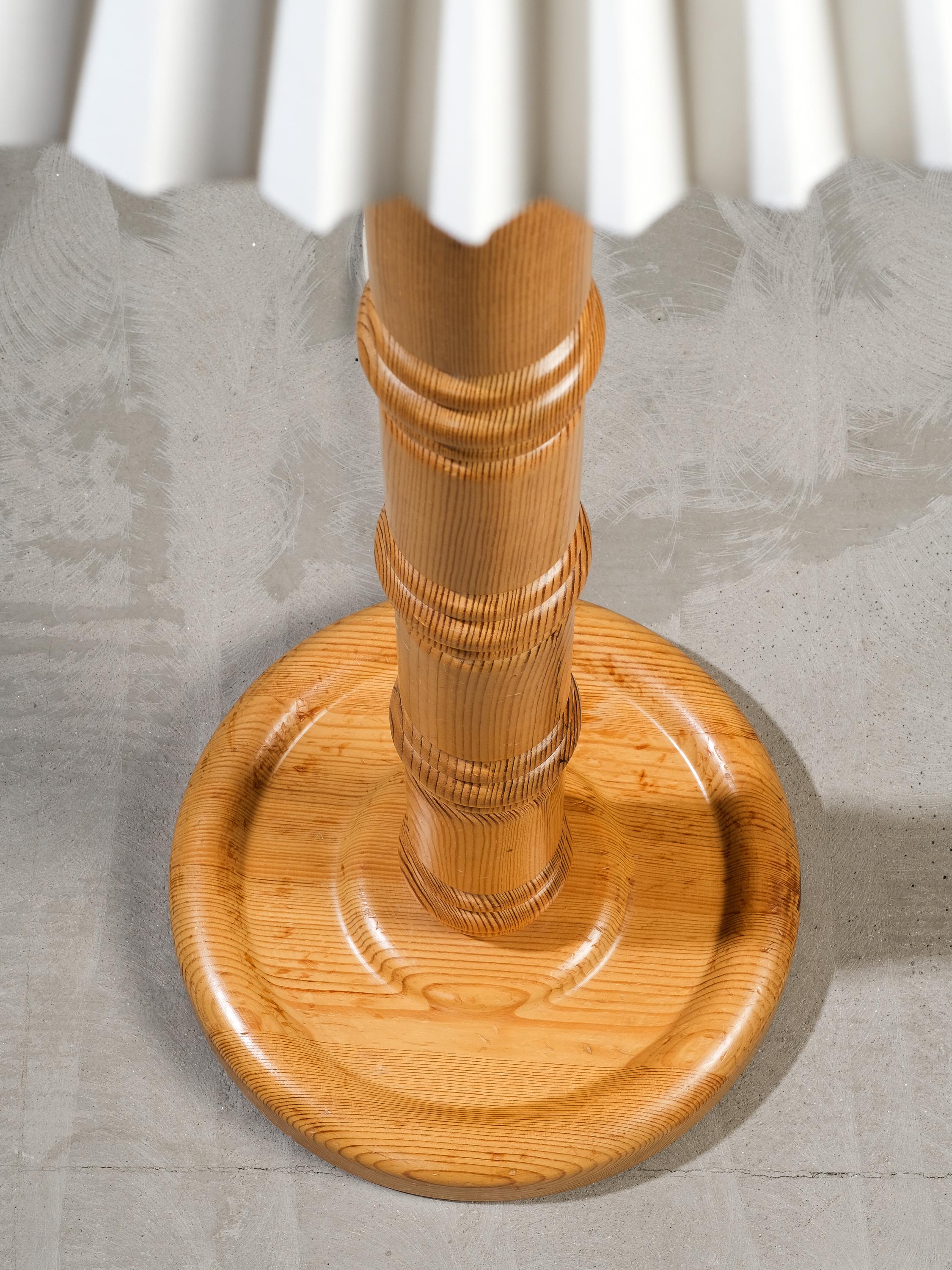 Lámpara de pie moderna sueca de madera maciza de pino tallada, años 1970 Sueco en venta
