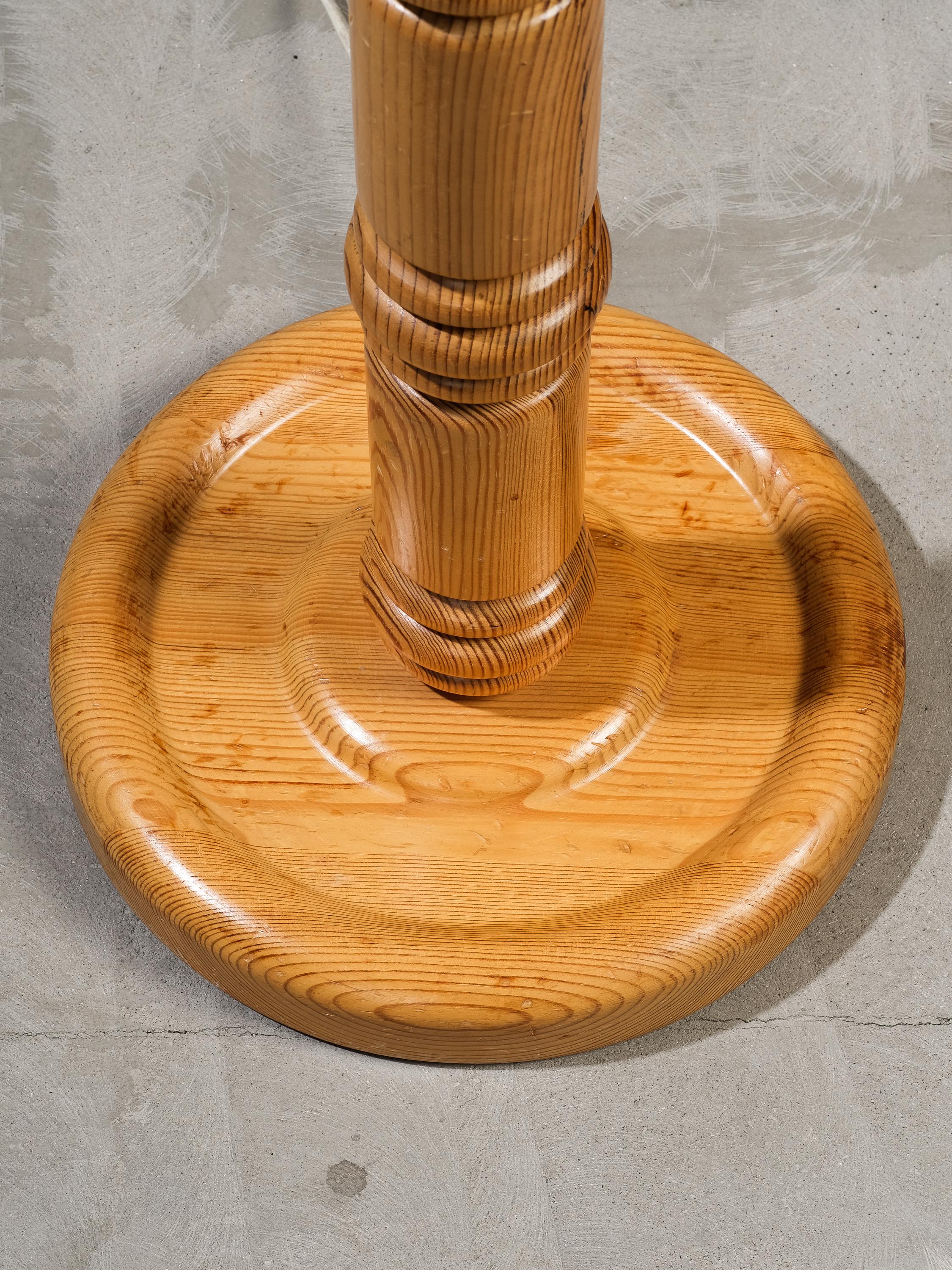 Lámpara de pie moderna sueca de madera maciza de pino tallada, años 1970 en Bueno estado para la venta en Karis, Nyland