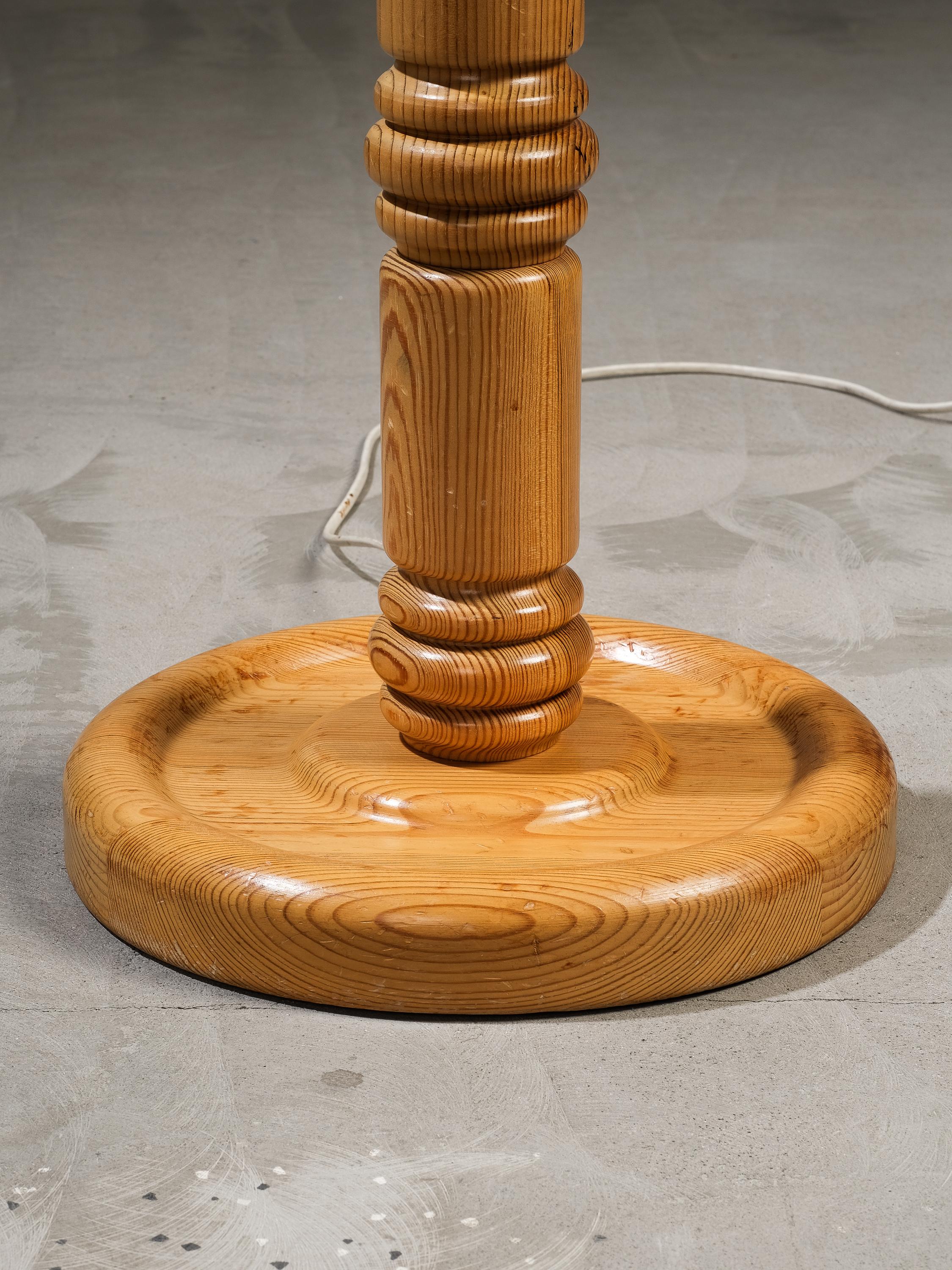 Lámpara de pie moderna sueca de madera maciza de pino tallada, años 1970 finales del siglo XX en venta