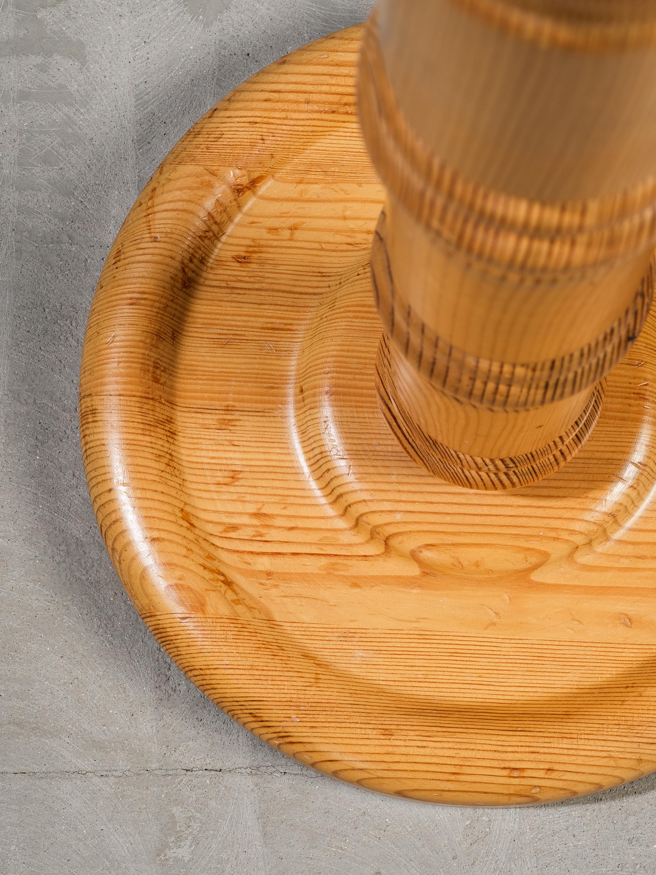 Lámpara de pie moderna sueca de madera maciza de pino tallada, años 1970 Tela en venta