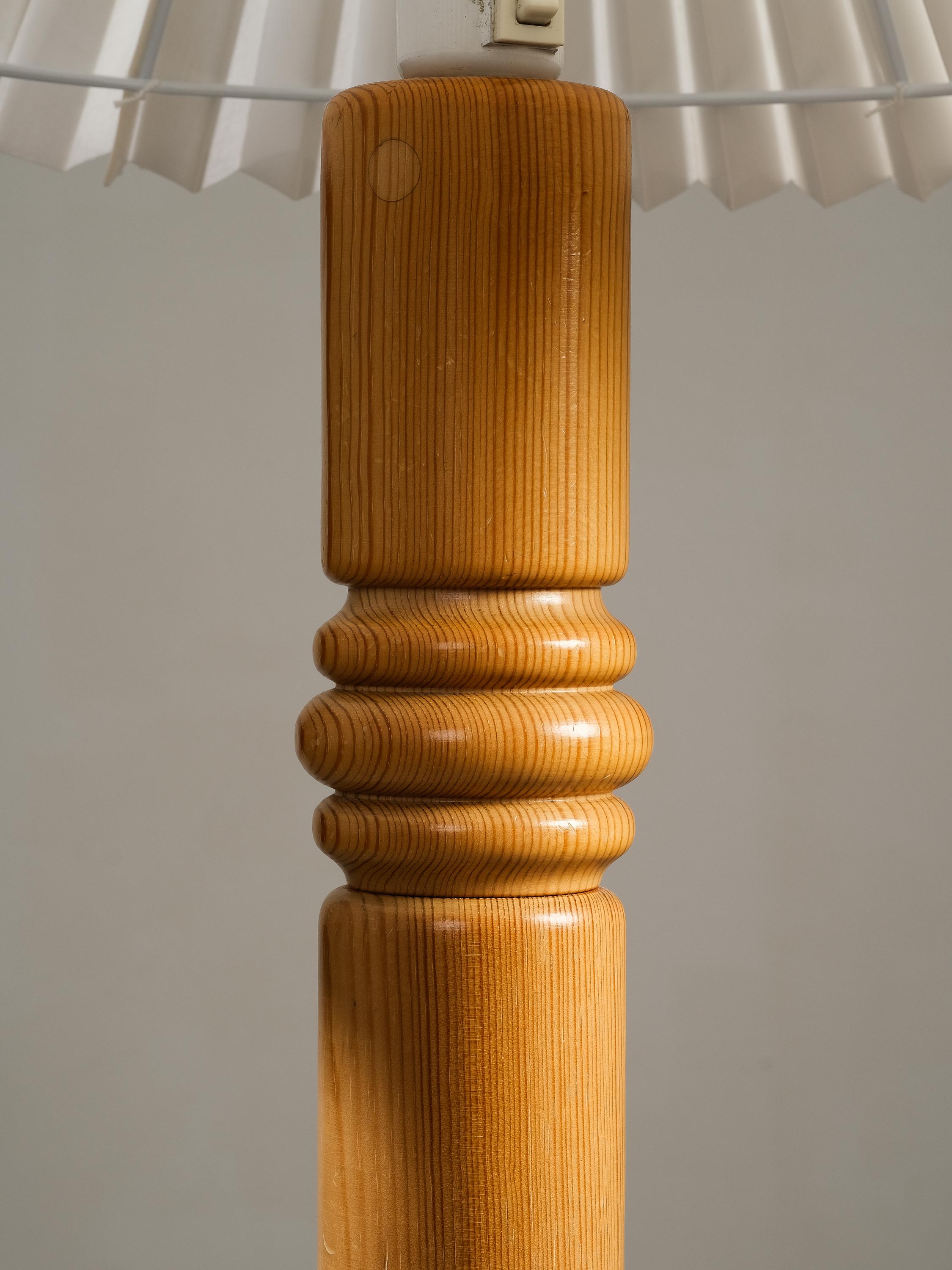 Lámpara de pie moderna sueca de madera maciza de pino tallada, años 1970 en venta 1