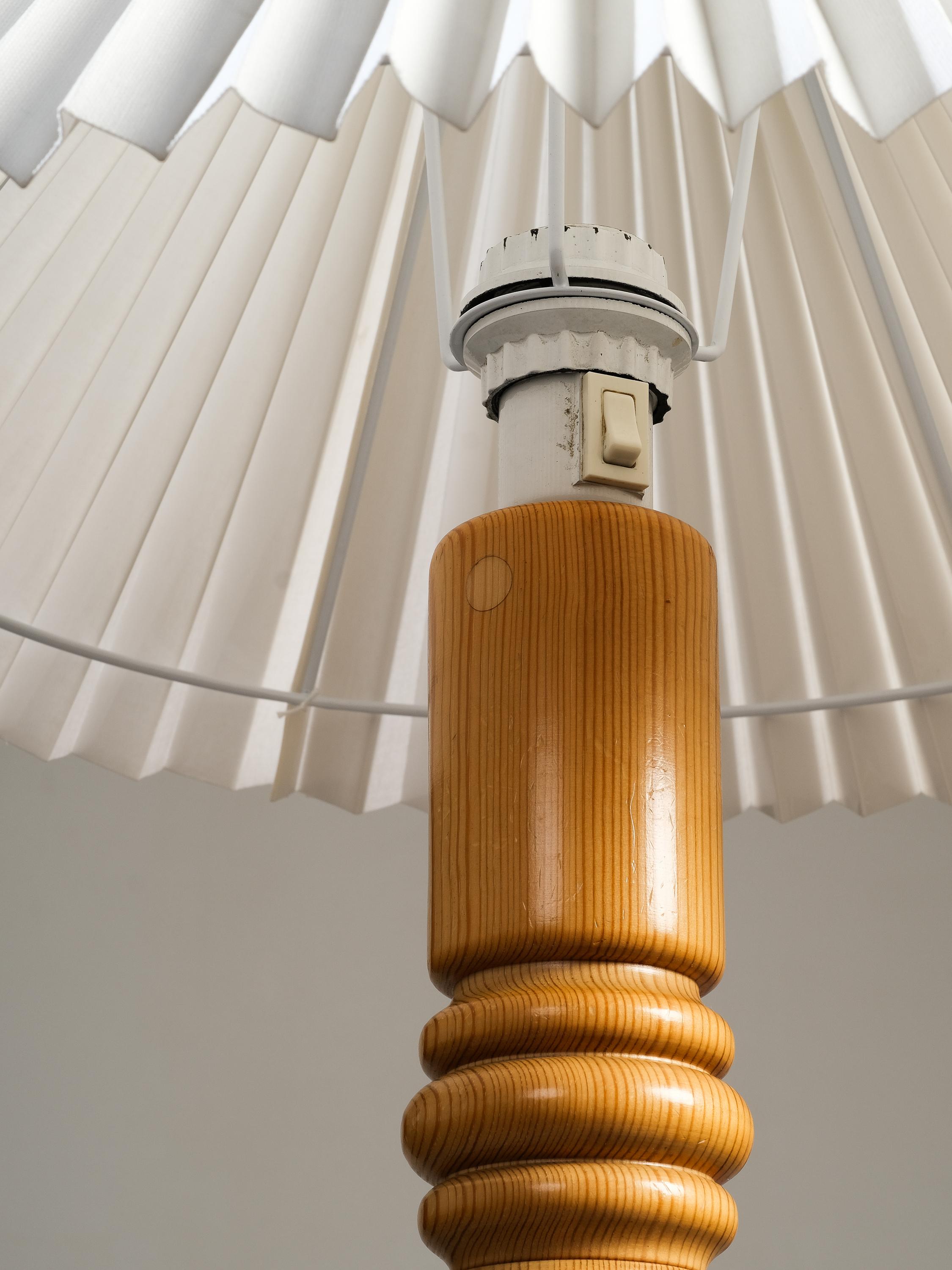 Lámpara de pie moderna sueca de madera maciza de pino tallada, años 1970 en venta 2