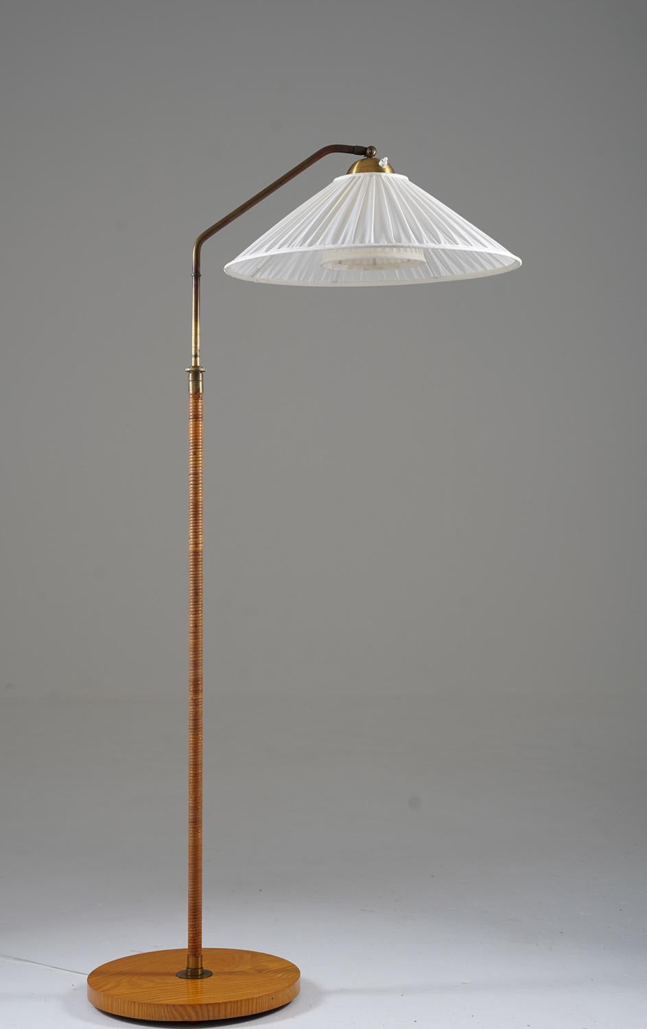 Mid-Century Modern Swedish Modern Floor Lamp in Rattan and Brass, 1940s For Sale