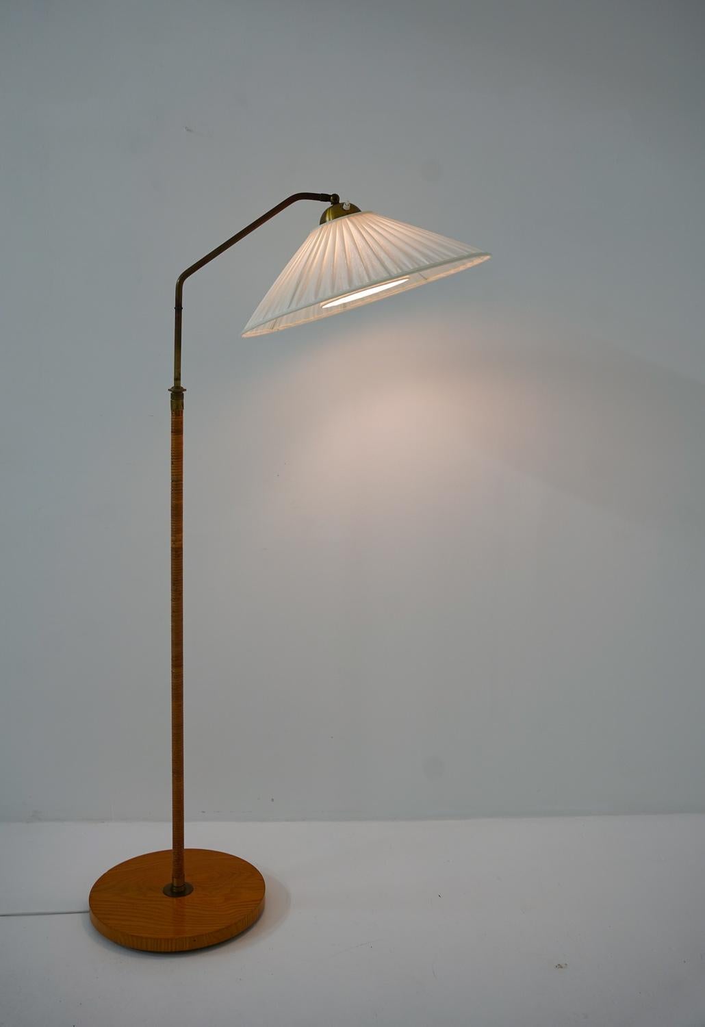 Swedish Modern Floor Lamp in Rattan and Brass, 1940s For Sale 3