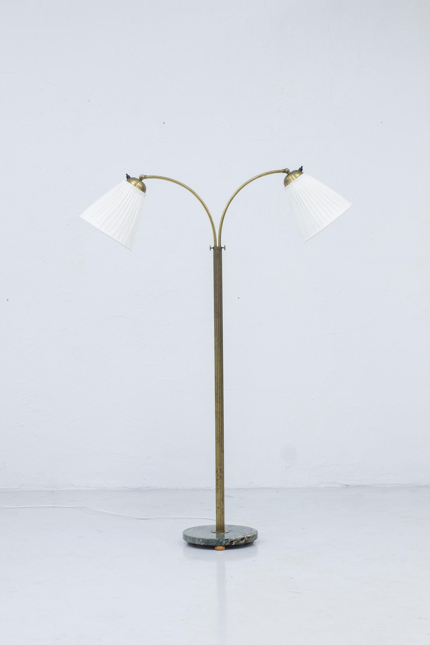Swedish Modern Floor lamp with marble and brass, 1940s In Good Condition For Sale In Hägersten, SE