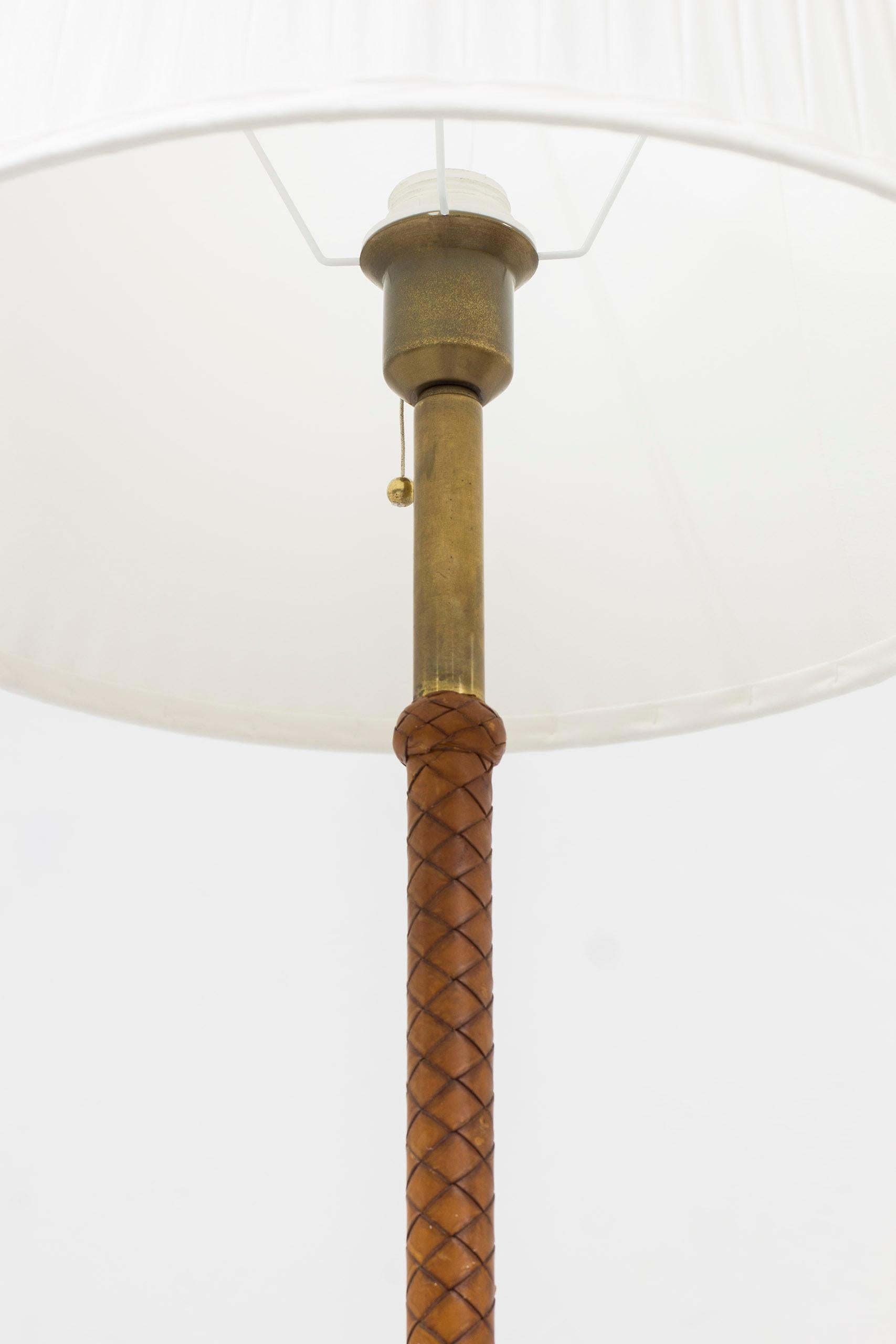 Schwedische moderne Stehlampe der Moderne mit originalem geflochtenem cognacfarbenem Leder und Messing, 1940er Jahre im Angebot 7