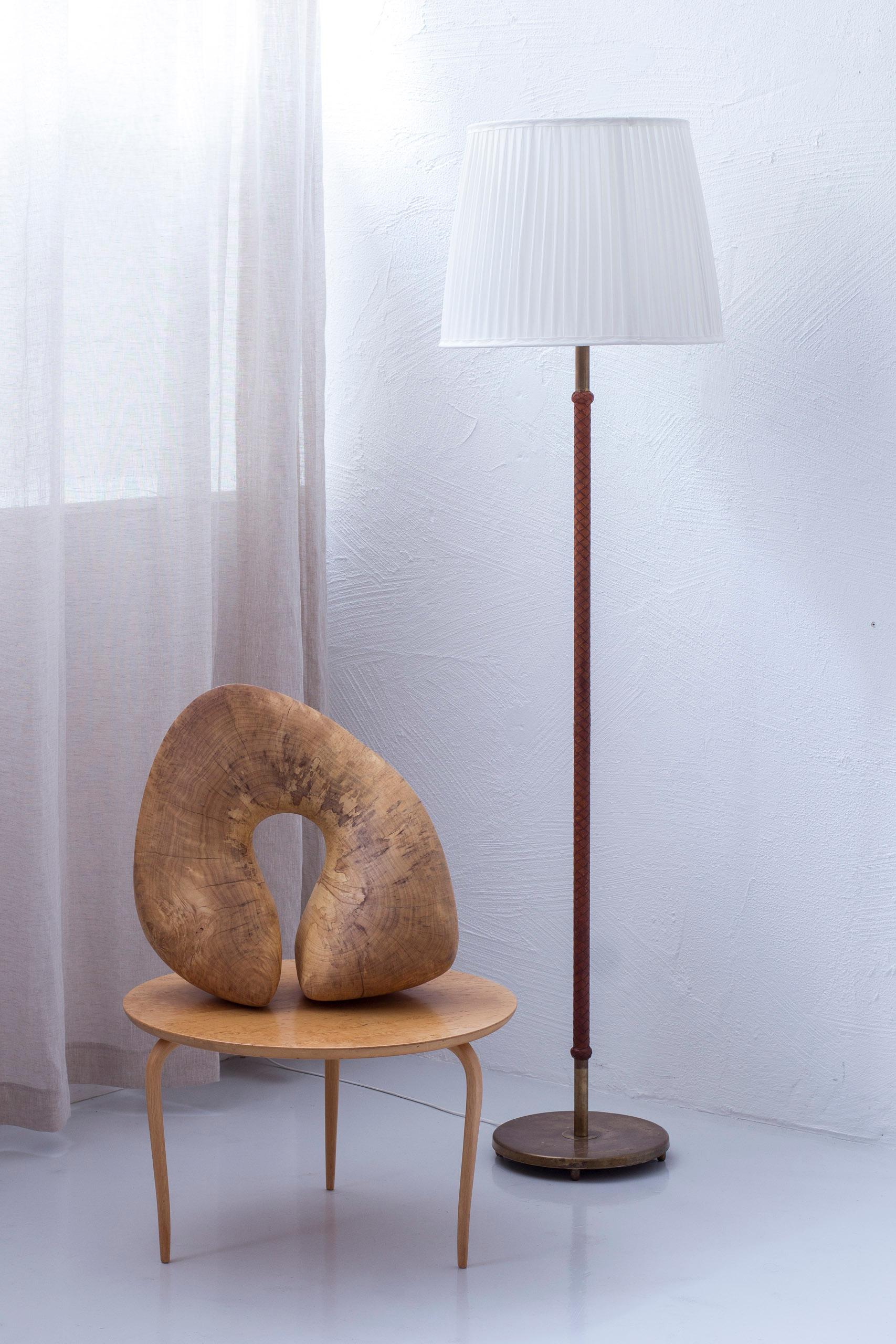 Swedish modern floor lamp with original braided cognac leather and brass, 1940s In Good Condition In Hägersten, SE