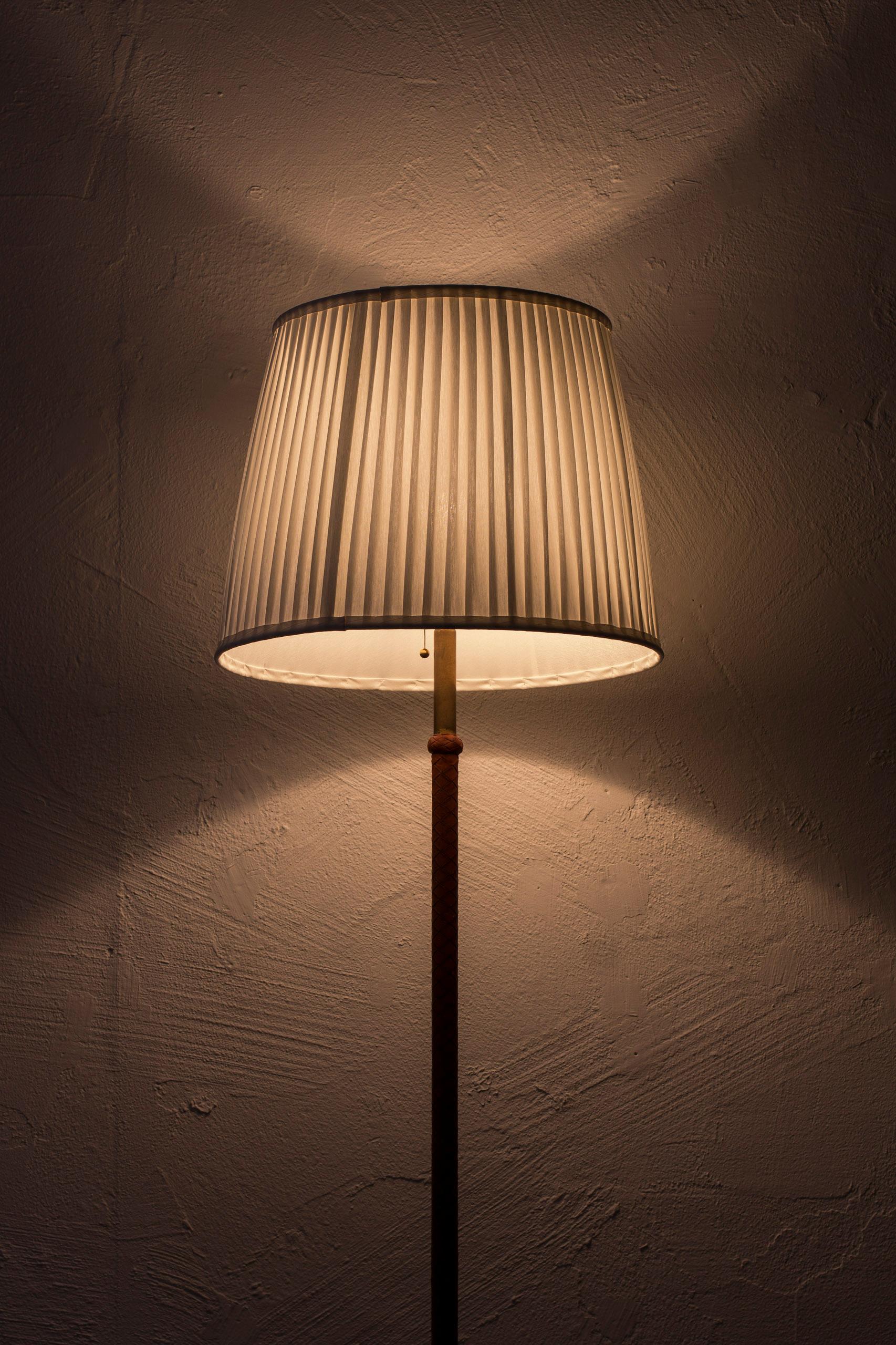 Schwedische moderne Stehlampe der Moderne mit originalem geflochtenem cognacfarbenem Leder und Messing, 1940er Jahre im Angebot 1