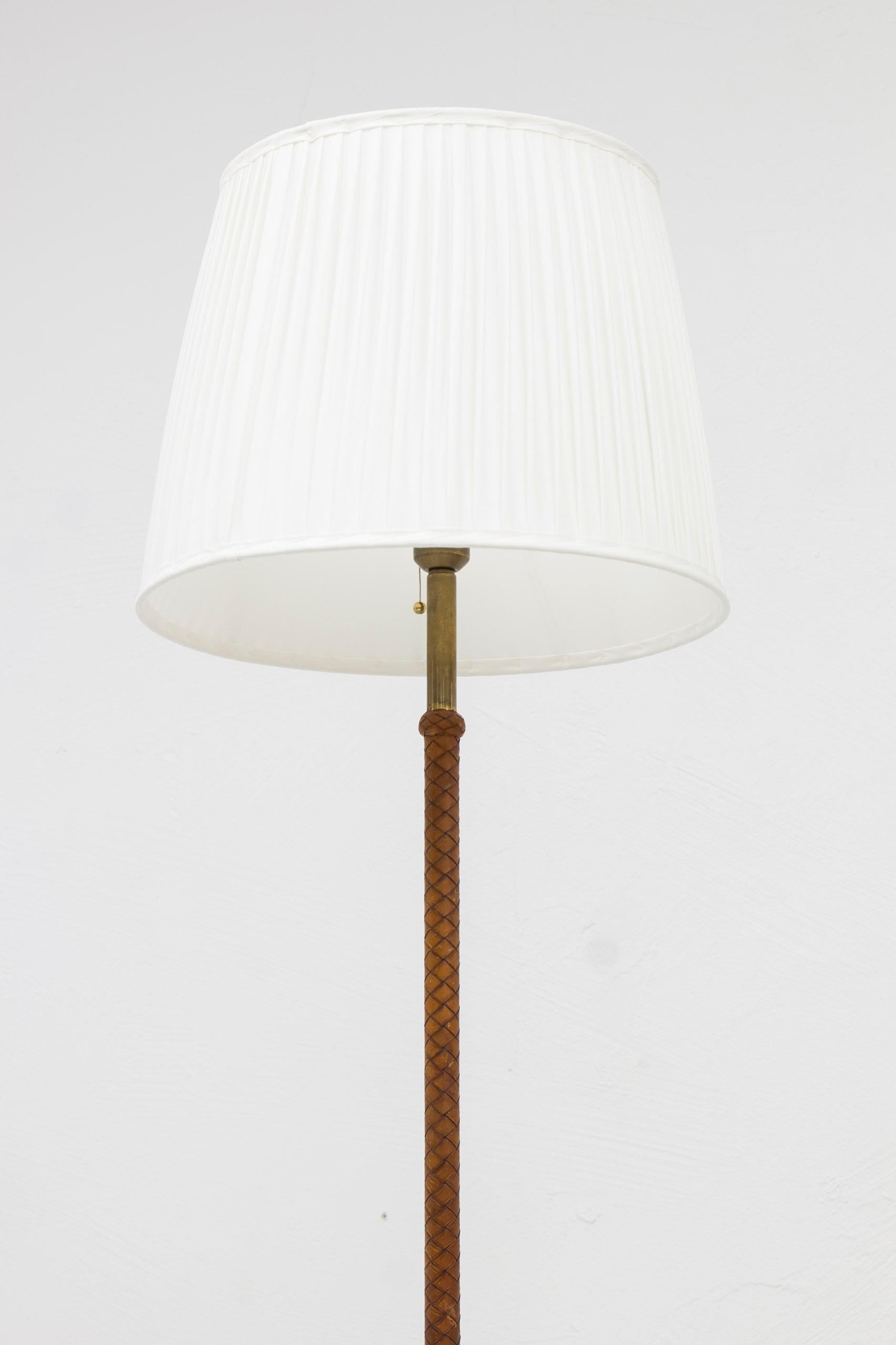 Schwedische moderne Stehlampe der Moderne mit originalem geflochtenem cognacfarbenem Leder und Messing, 1940er Jahre im Angebot 3