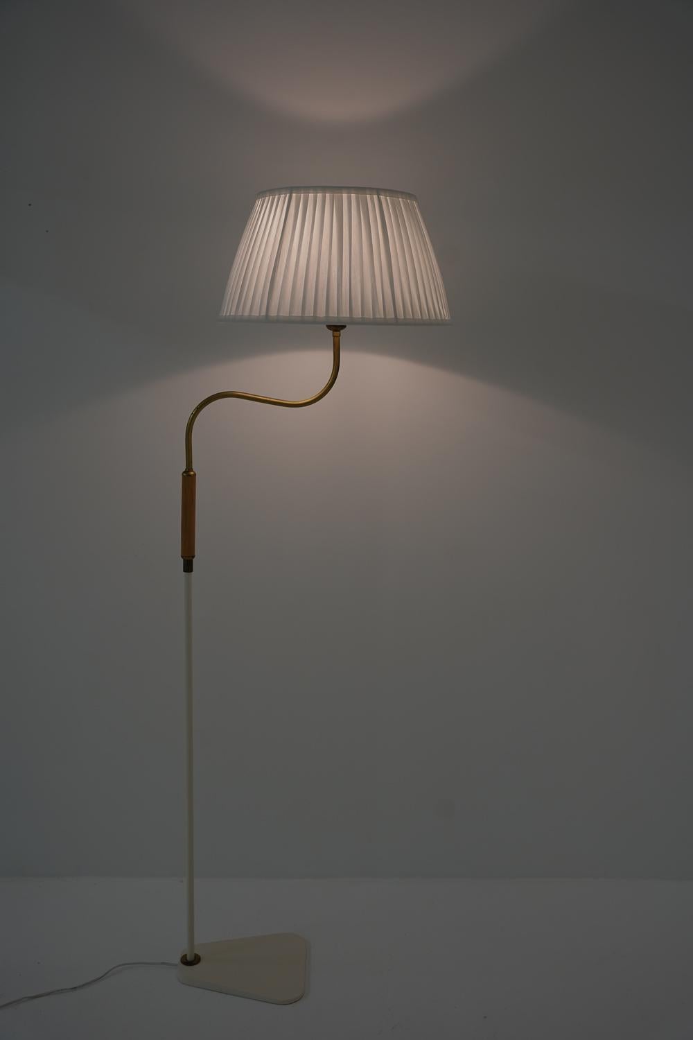 Laiton Lampadaire suédois moderne en vente