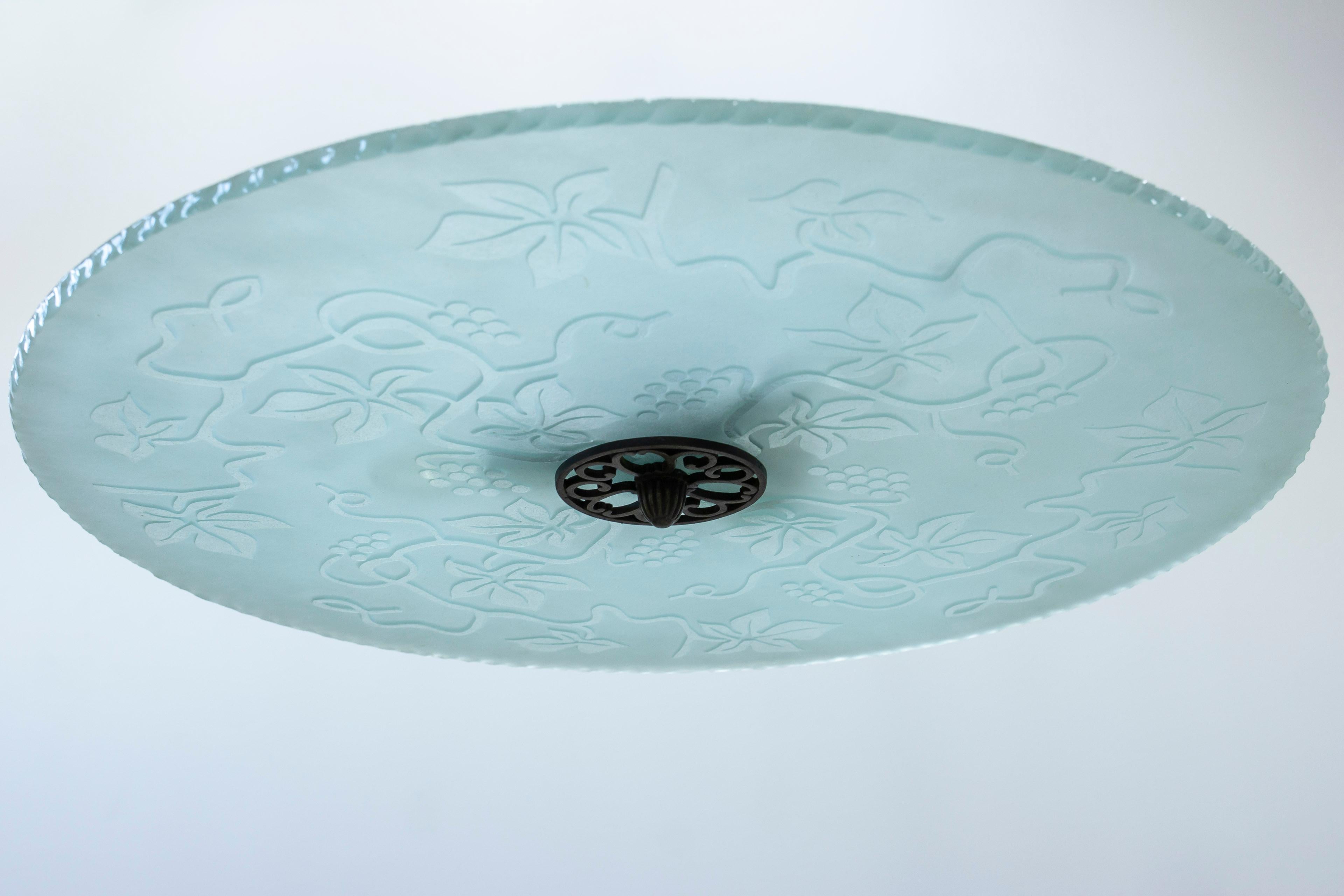 Plafonnier encastré moderne suédois. Verre dépoli rond avec motif en relief gravé de vignes. Pièce inférieure décorative en bronze. pour trois ampoules. Fixation au plafond en aluminium. Très bon état vintage avec une légère usure et patine liée à